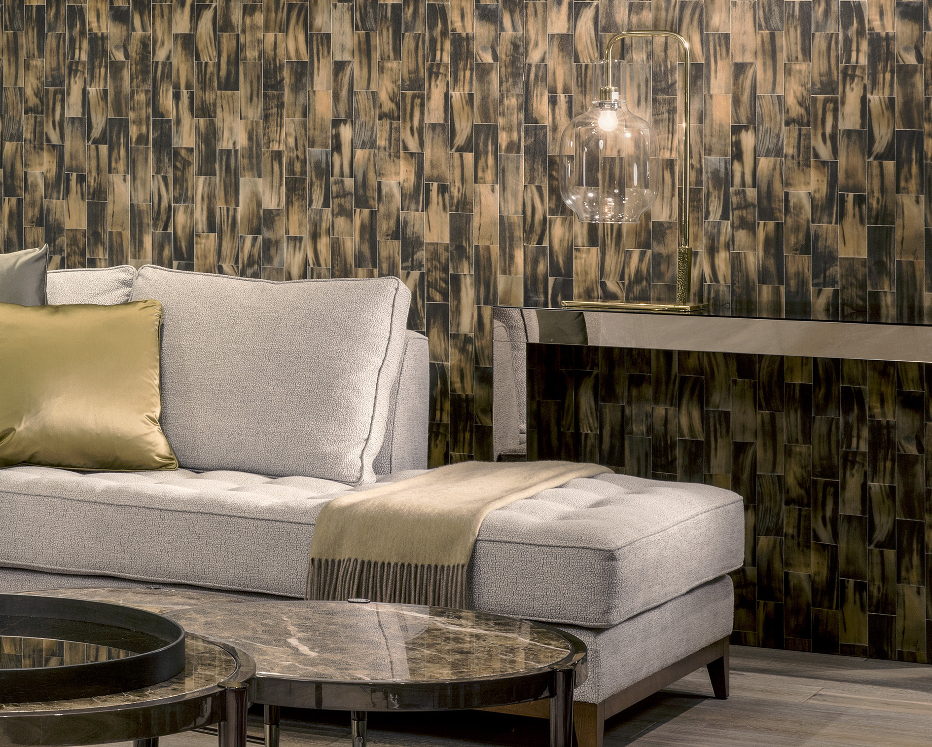 NATURFARGER: Naturen er full av bruntoner. Mønsteret på dette tapetet fra Arte er inspirert av hornene til en gaselle. Tapetet føres av Green Apple.