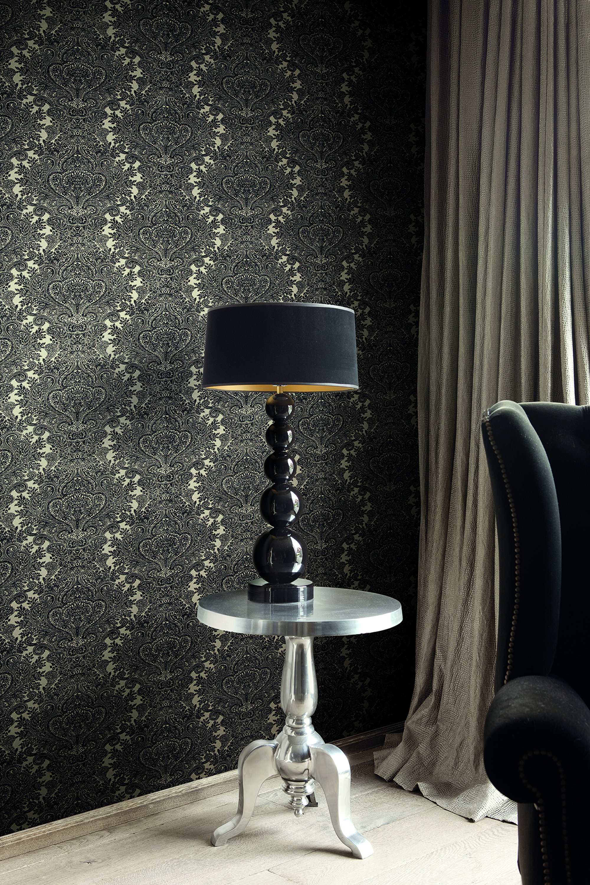 DRAMA QUEEN: Litt mer «drama» og eleganse med stort mønster i sort fløyelsaktig flock i dette tapetet fra Chrôma som føres av Borge. 