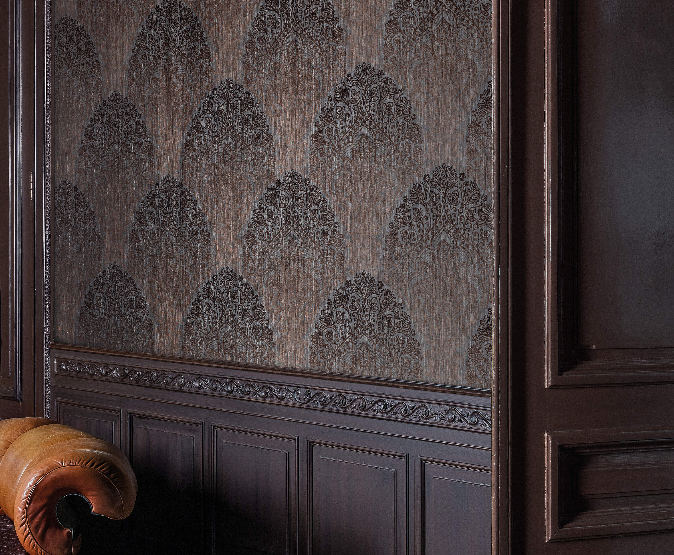 Velkommen til mitt slott! Staselig entré, like fullt kan tapetet vaskes. Kolleksjonen Matrix fra Fantasi Interiør er merket med tre vaskebølger.