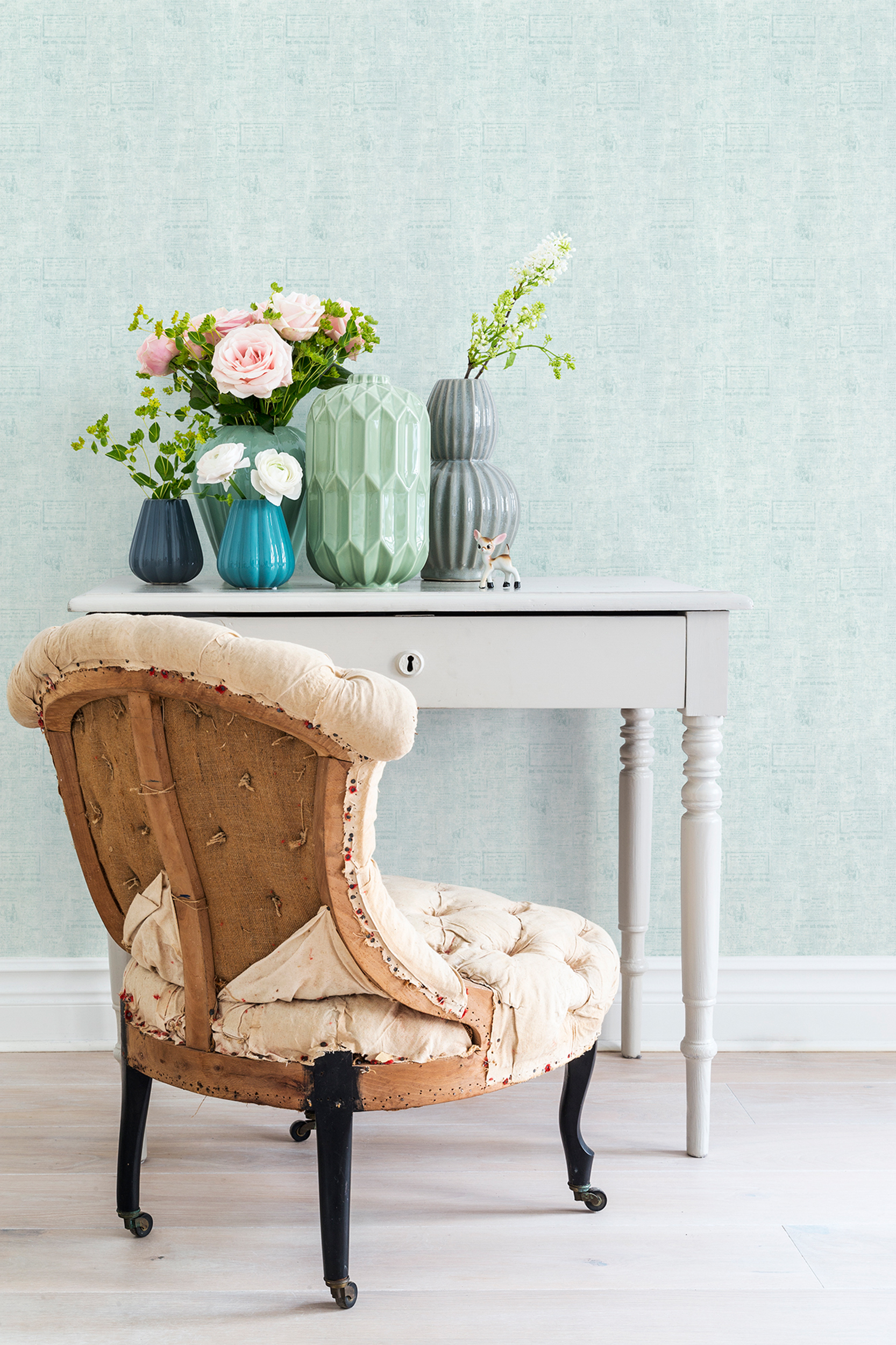 Rolig farge og rolig mønster. Lag-på-lag mønster som gir veggen en tredimensjonal effekt. Fra Fantasi Interiør.