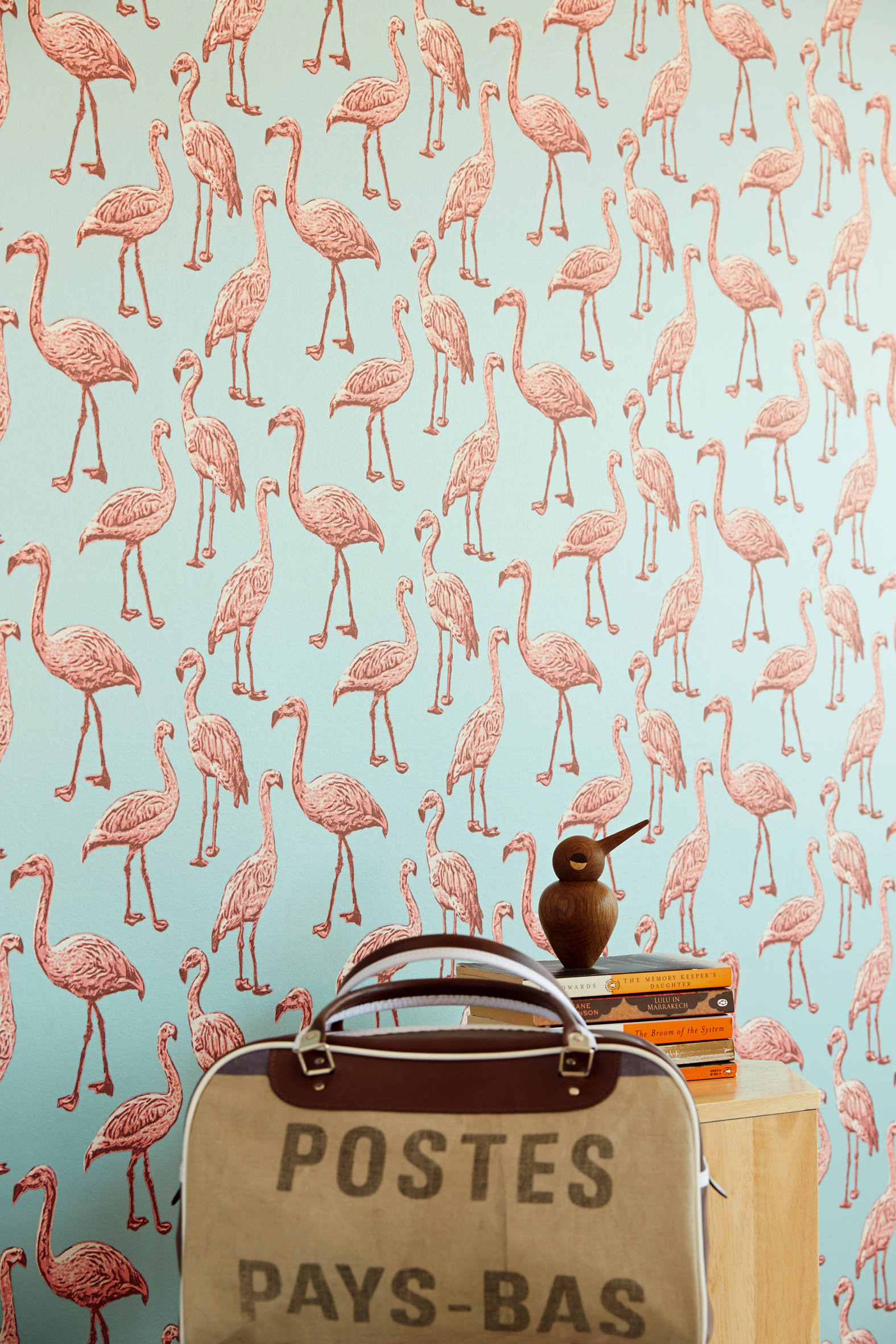 I kolleksjonen Script fra Eijffinger er det flamingo i mange størrelser og farger. Disse fargene og mønstrene kan passe mange, mener Erik Torp fra Storeys.