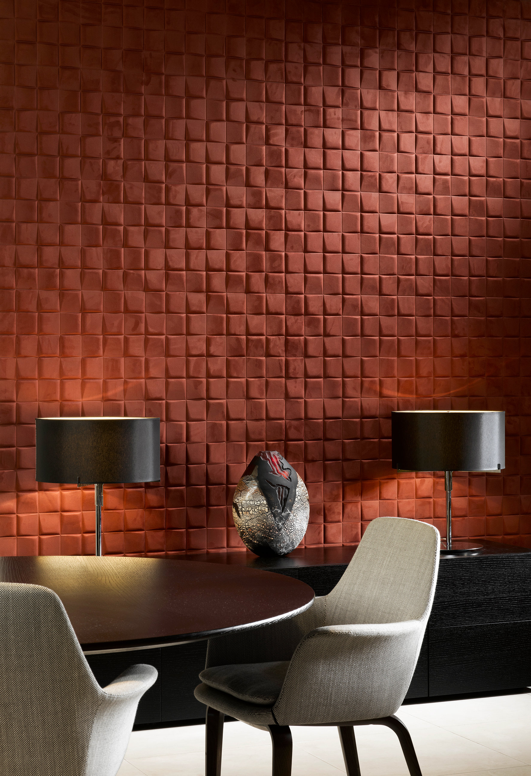 Stramt og moderne – likevel lunt og intimt. Den frodige veggfargen med spill av lys og skygge veier opp for stramme former, og gjør det hele til en innbydende «hule». 