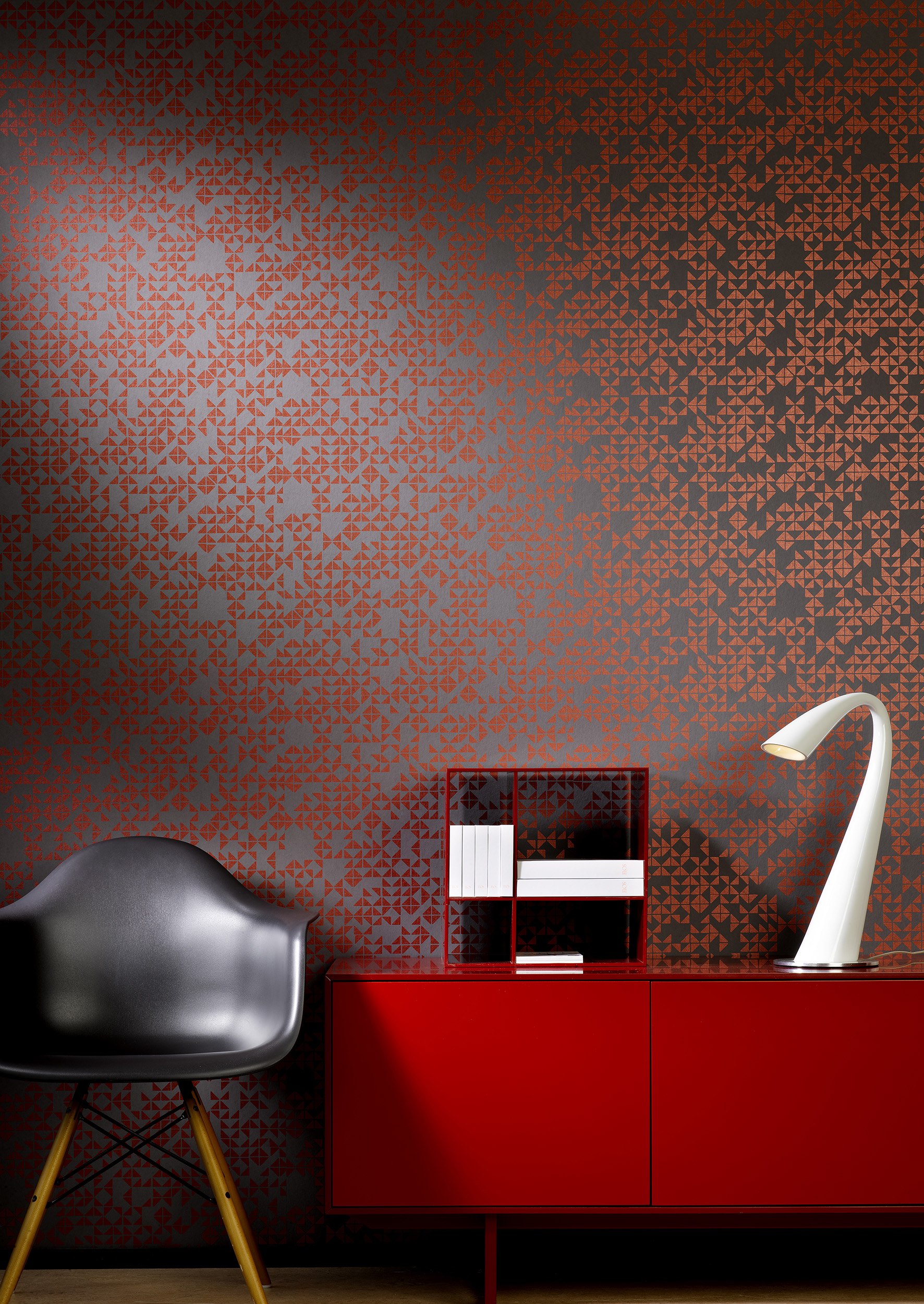 Rødt og gull er godt følge for å skape litt kontrast i den ellers dempede paletten.