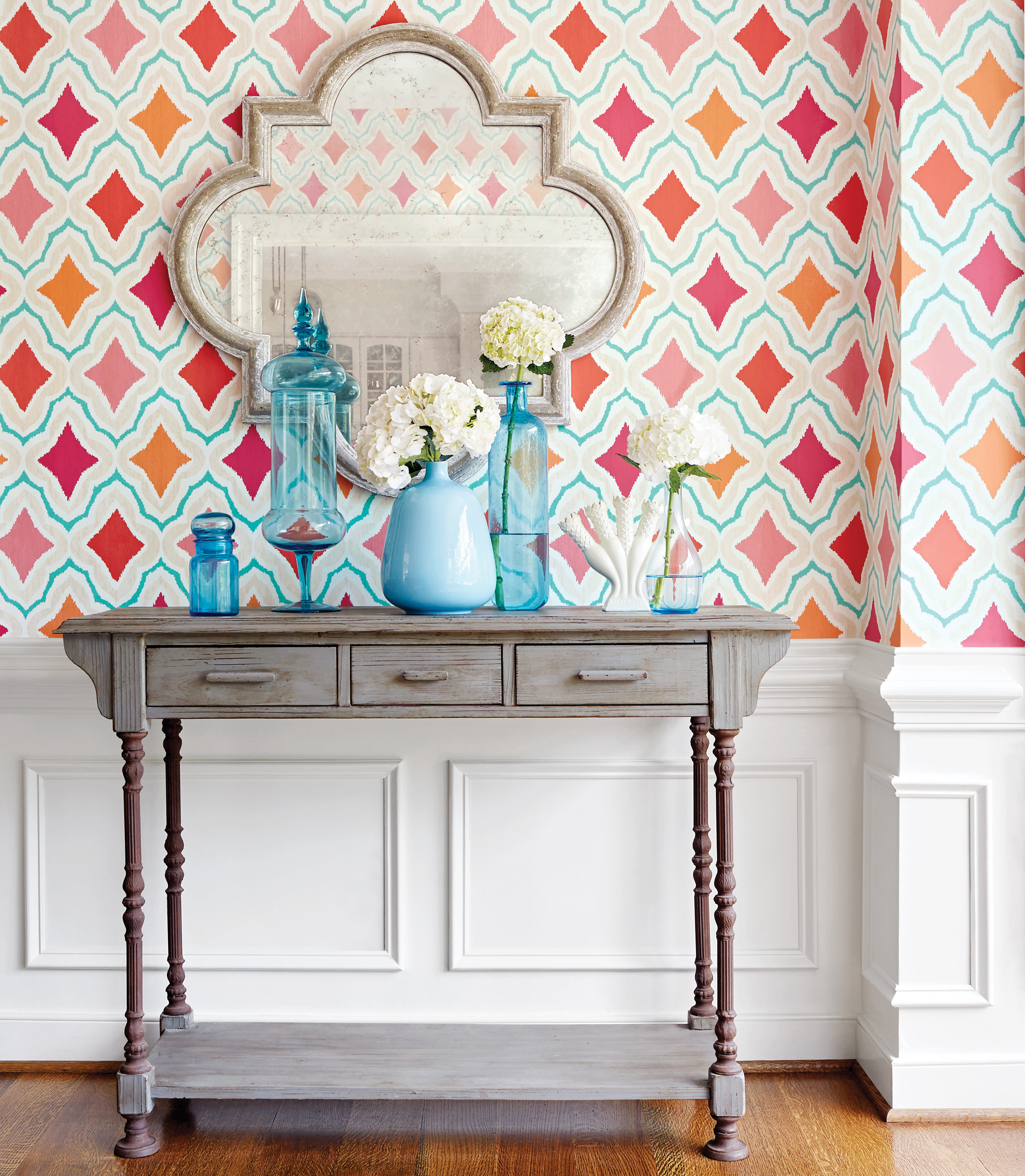 Lette og glade aksentfarger slår an en kvikk og optimistisk tone. Tapet fra INTAG.