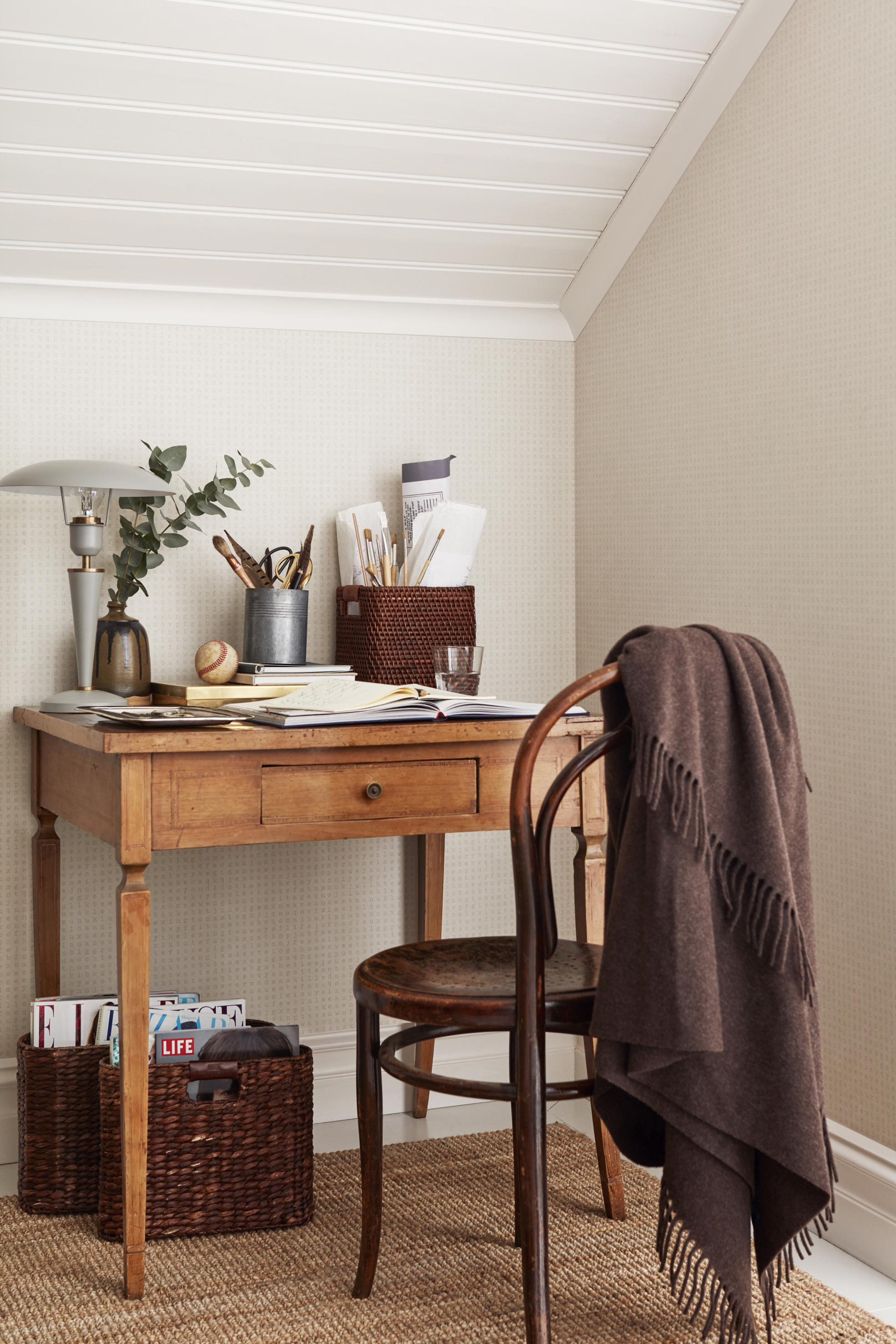 INGEN FARGE: Brunt finnes ikke på fargesirkelen, men det er mye brunt i naturmaterialer vi innreder med. Her er det et hint av brunt i tapetet også. Det er fra Lexington som føres av Borge.