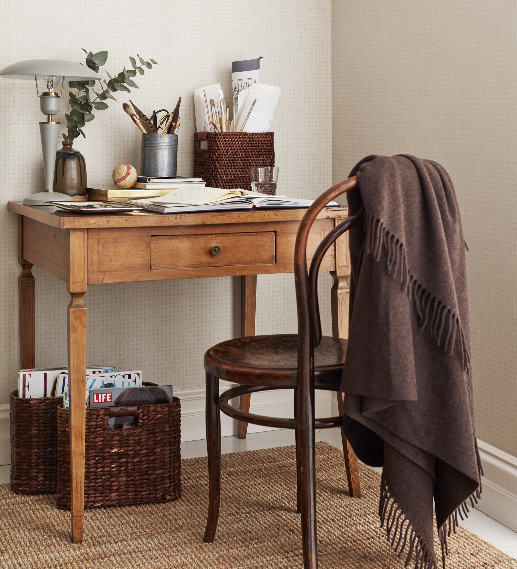  RASKT FERDIG:  Forarbeidet er det samme, uansett om du skal male eller tapetsere, men med tapet blir du ferdig i ett arbeidsmoment deretter. (Foto: Borge)