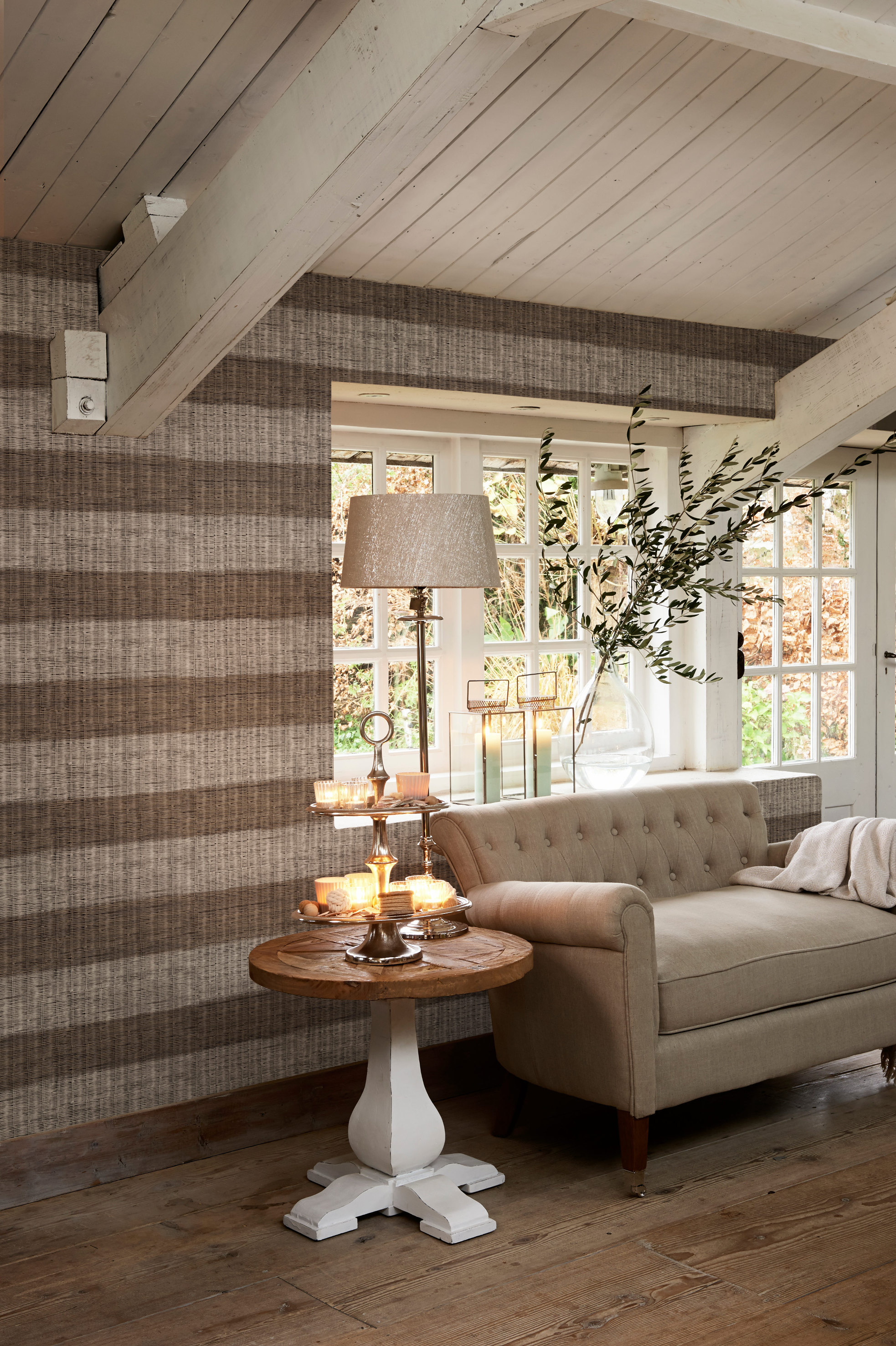 Store møbler og materialer med tekstur og struktur skaper en lun og dempet atmosfære.