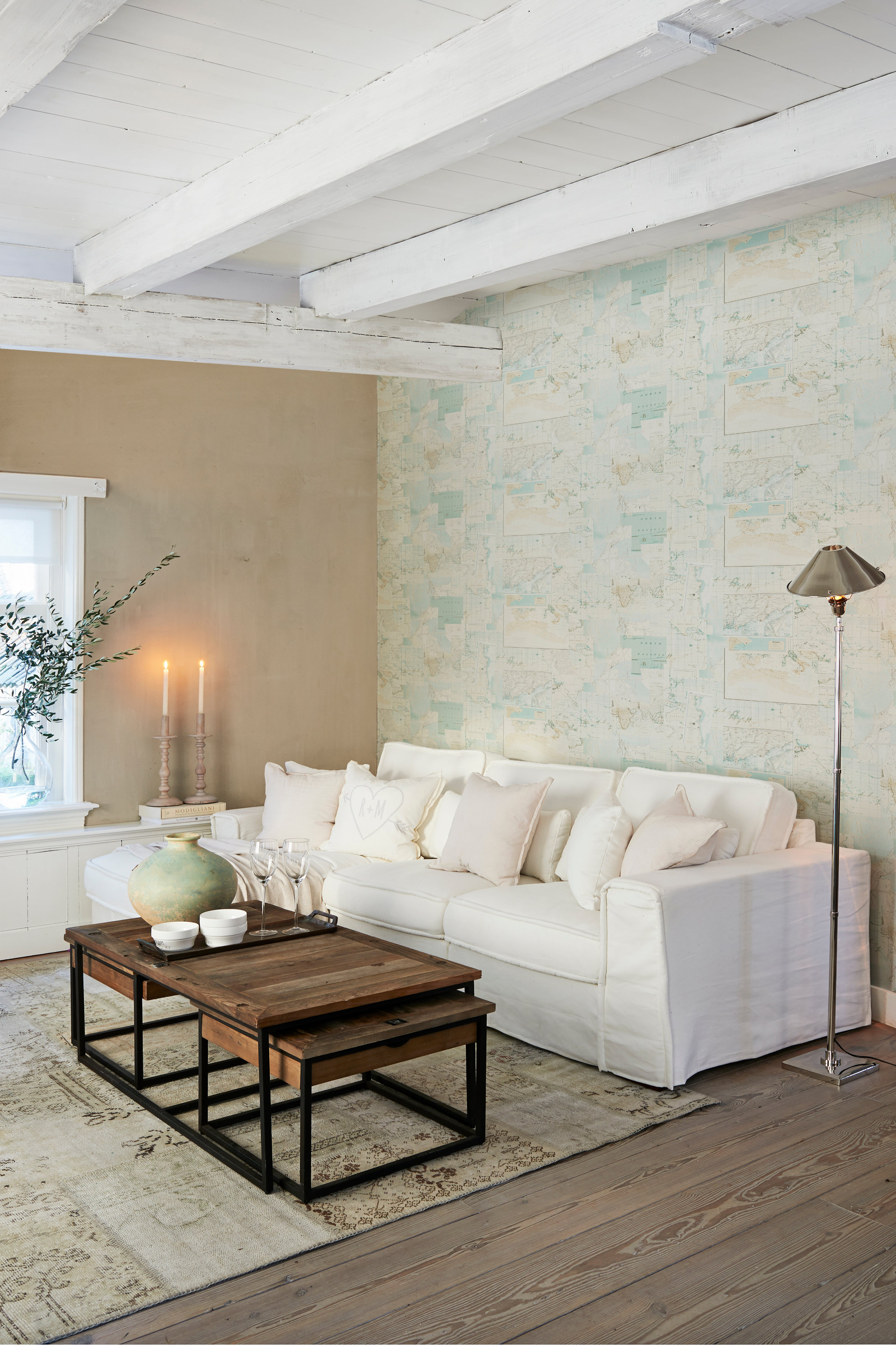 Turkis, naturmaterialer, beigetoner og hvitt skaper en rolig og avslappet atmosfære.