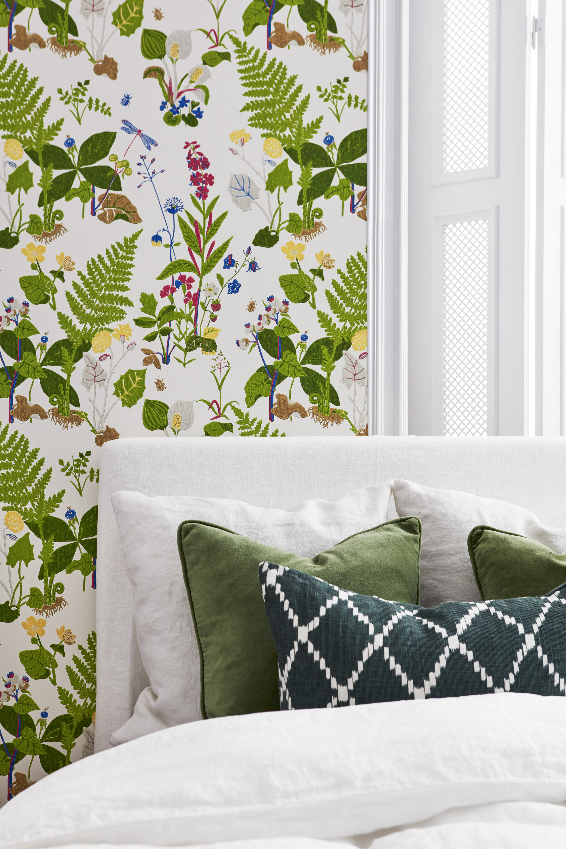 LANDLIG: Kombinasjonen hvitt og grønt skaper en landlig atmosfære. I skogkanten slipper sola til og floraen blir mer variert og fargene litt friskere. Tapetet Trollslända føres av Borge. Se mer på Finndintapet.no.
