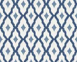 Tekstiltapetkolleksjonen Silk Road fra Storeys har flere blå design som kan kle ulike stiler. Her et ikatmønster i blått og hvitt, som kan kle både det landlig romantiske og et mer moderne interiør. 