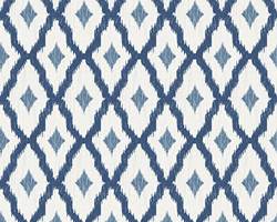 Tekstiltapetkolleksjonen Silk Road fra Storeys har flere blå design som kan kle ulike stiler. Her et ikatmønster i blått og hvitt, som kan kle både det landlig romantiske og et mer moderne interiør. 