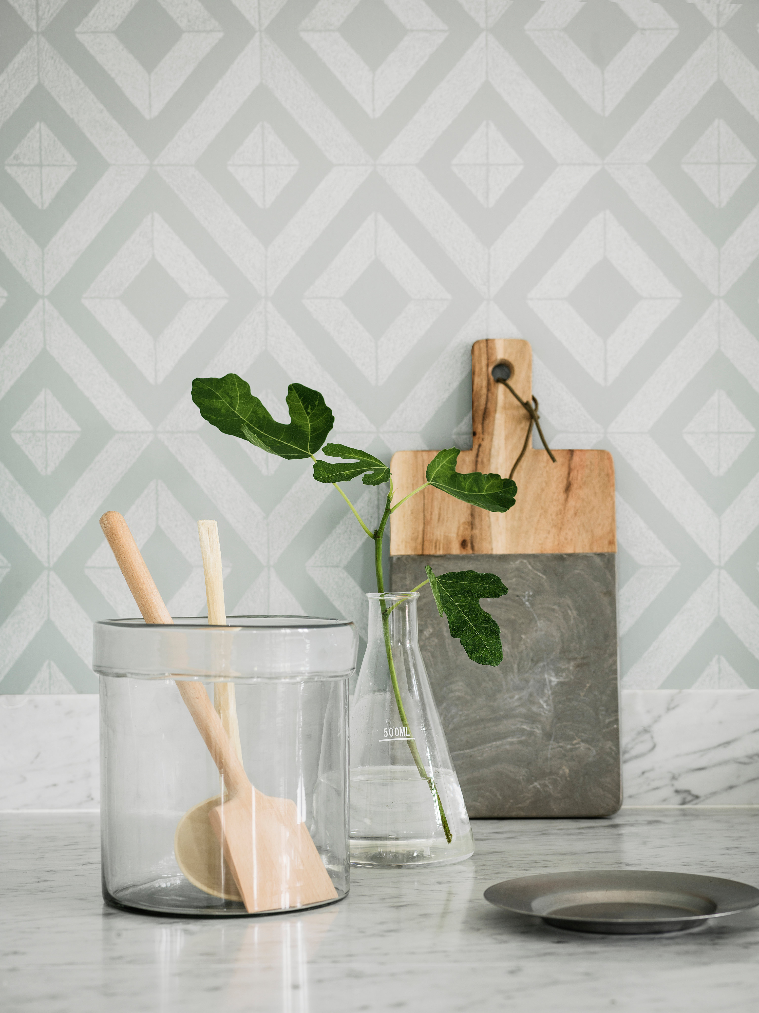 LYSE FARGER: Et lyst tapet falmer erfaringsmessig mindre enn sterkt fargede. Soft Feelings fra Borge er både lys og merket med full sol.