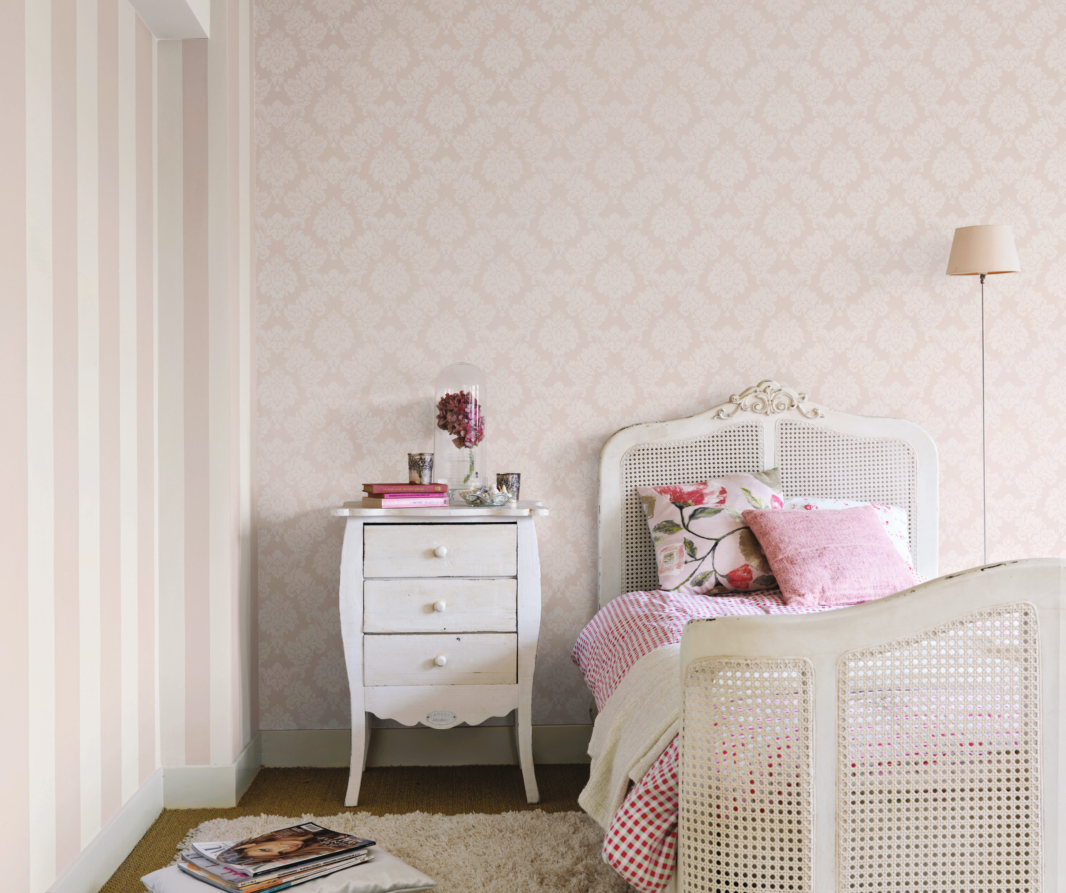 Dempet rosa og hvitt i kombinasjon med arvemøbler gir en romantisk og landlig atmosfære som appellerer til mange unge damer. 