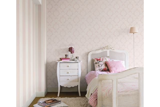 Dempet rosa og hvitt i kombinasjon med arvemøbler gir en romantisk og landlig atmosfære som appellerer til mange unge damer. 