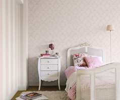 Dempet rosa og hvitt i kombinasjon med arvemøbler gir en romantisk og landlig atmosfære som appellerer til mange unge damer. 