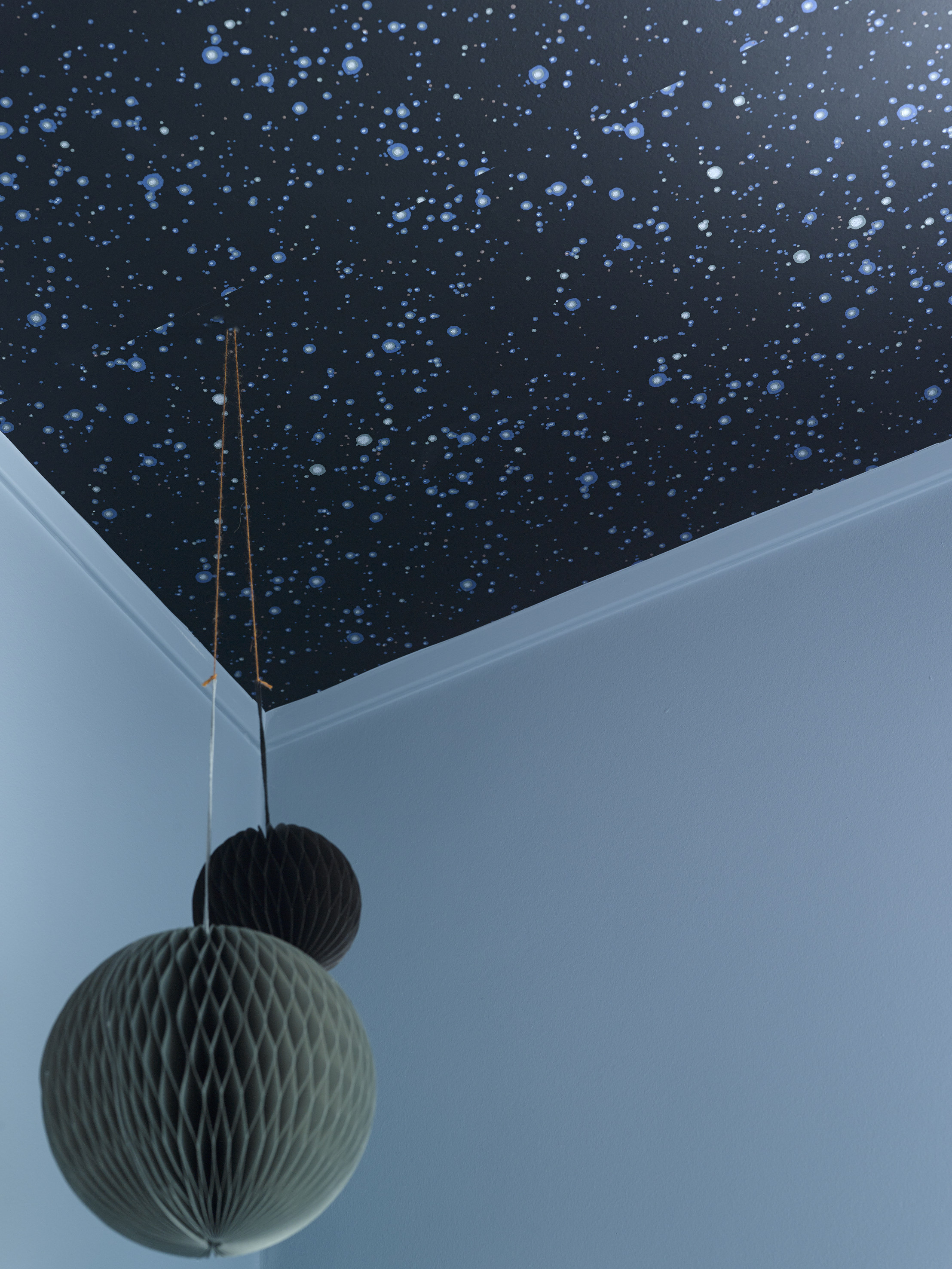 Det blir garantert søte drømmer under en stjernehimmel. Tapetet er fra kolleksjonen Aveny fra Storeys.