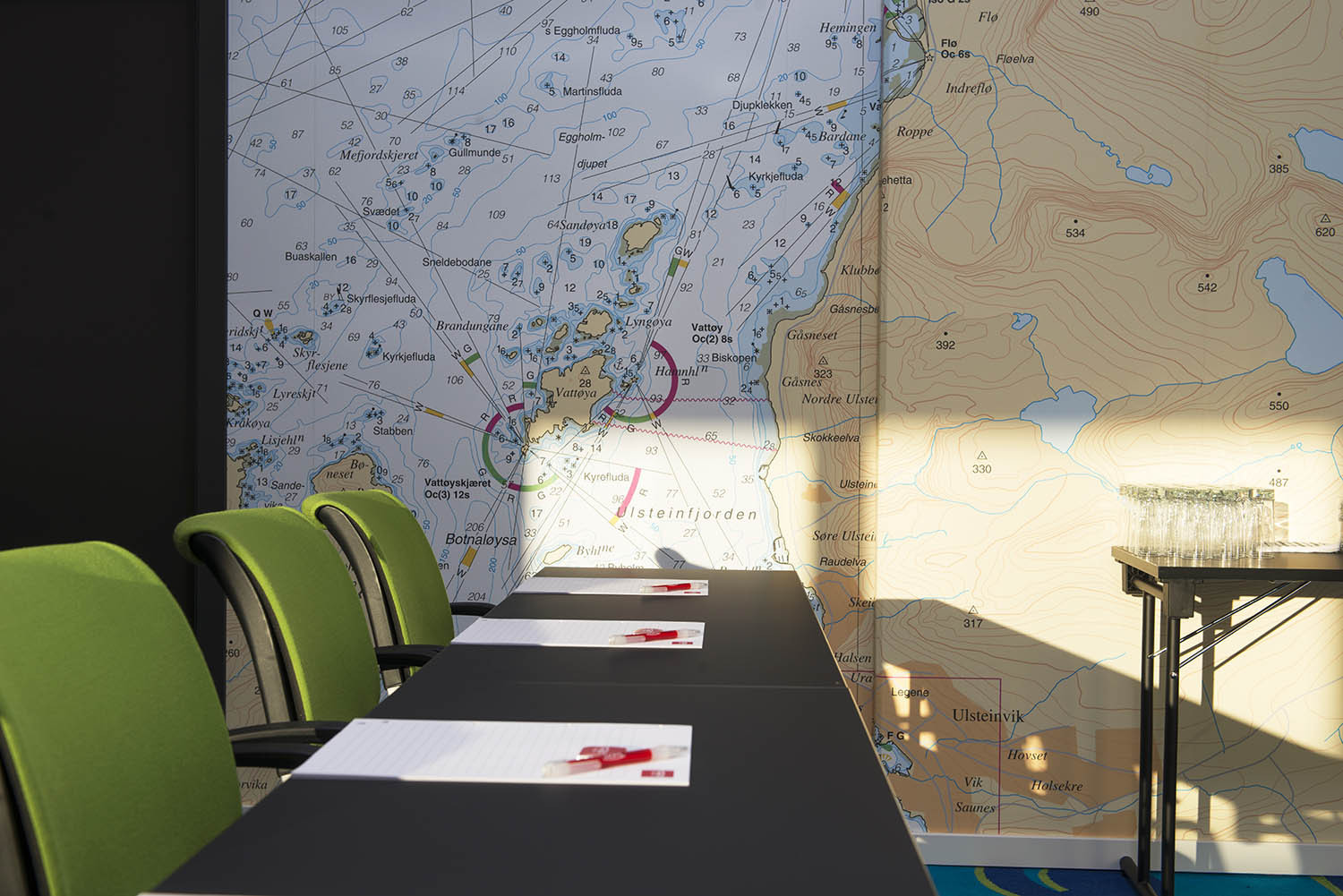 Kart på veggen: Spennende veggdekor på Thon Hotell Fosnavåg.