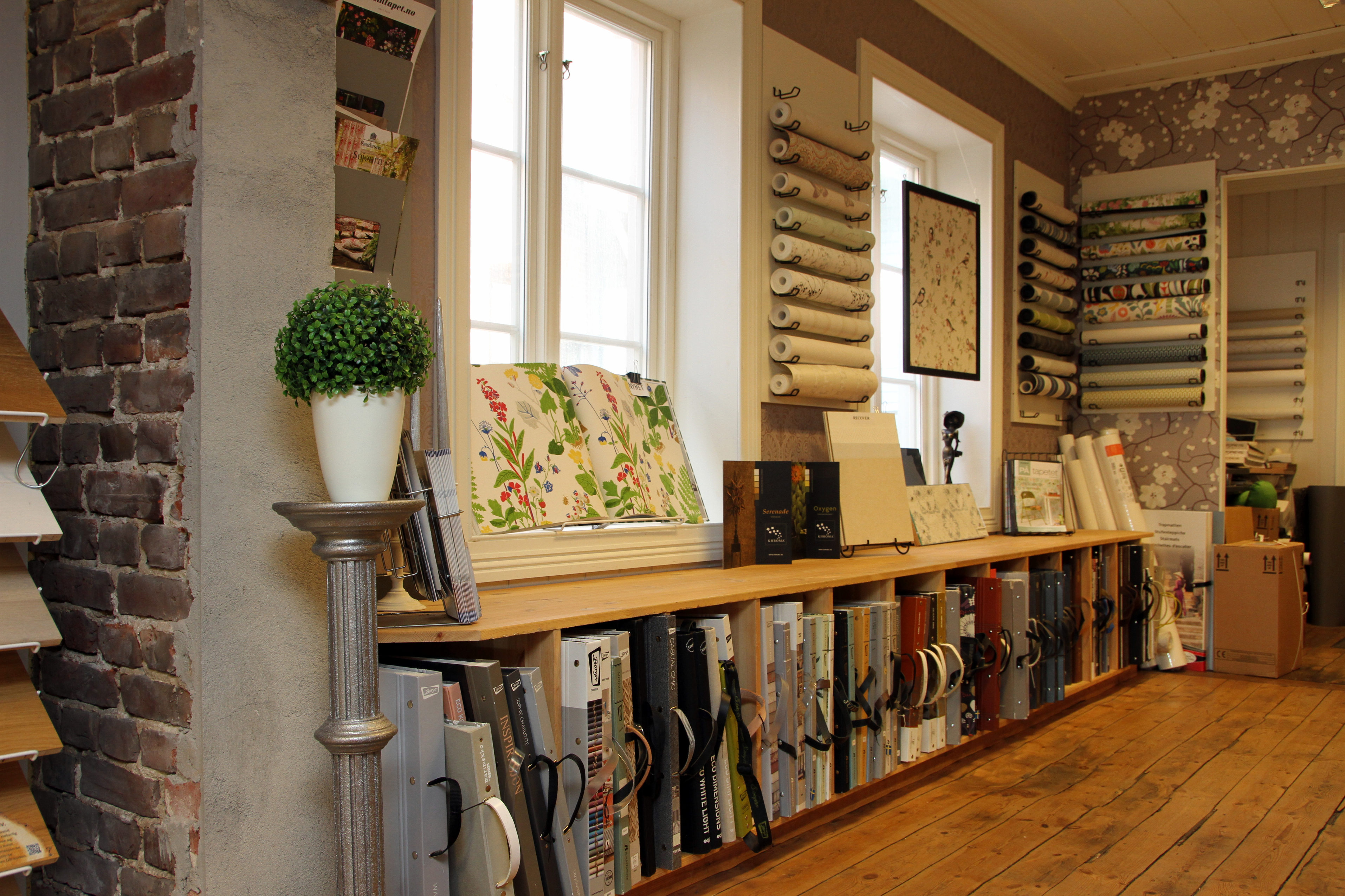 PÅ RAD: Tapetbøkene hos Halden Farvehandel blir hyppig lest. – Det er fordi vi satser på tapet, sier fargehandler Einar Skontorp.