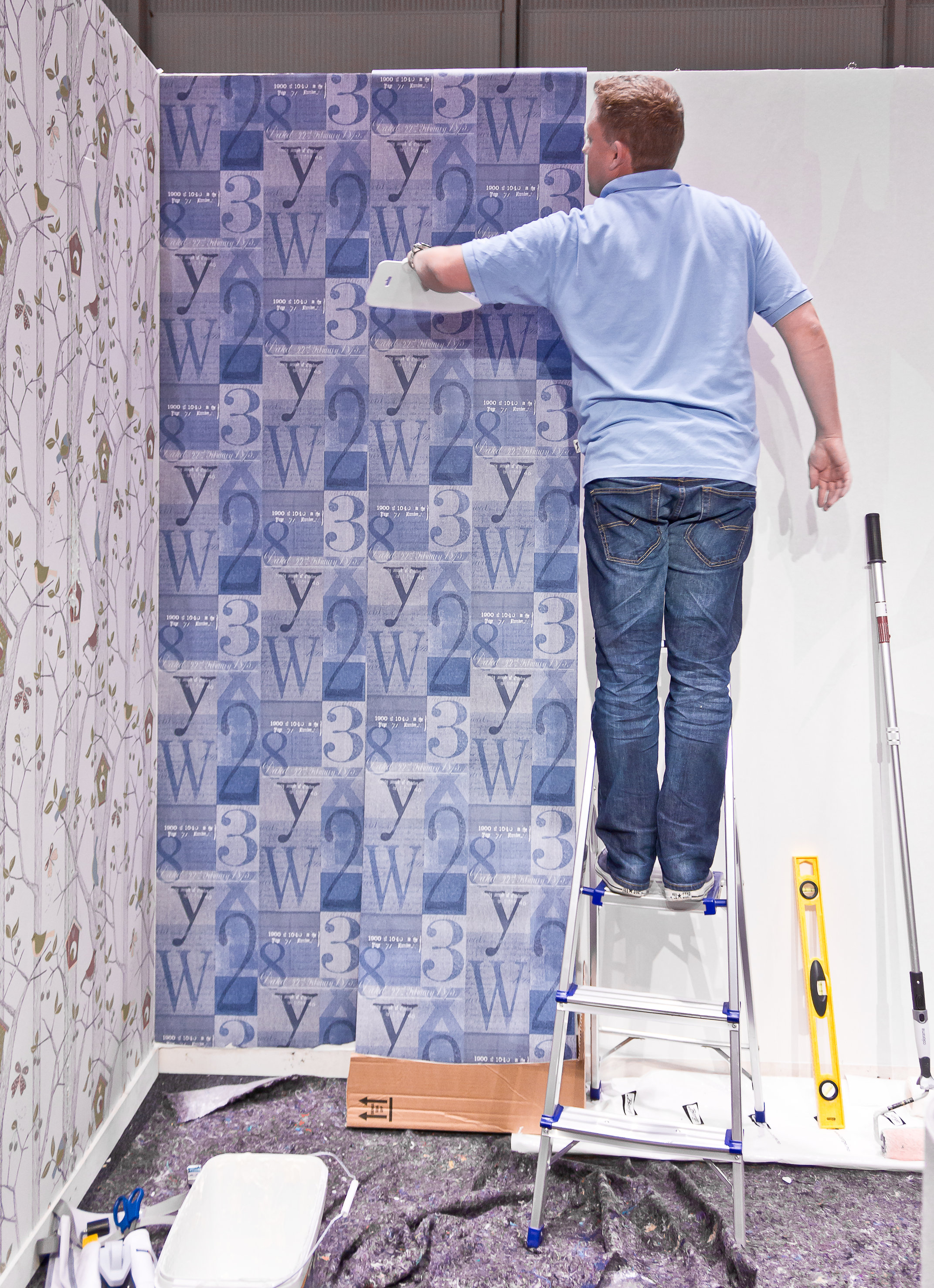 ENKELT: Smør limet på veggen, fest høyden ved taket, stryk ut luftbobler og skjær av nederst ved gulvet. 