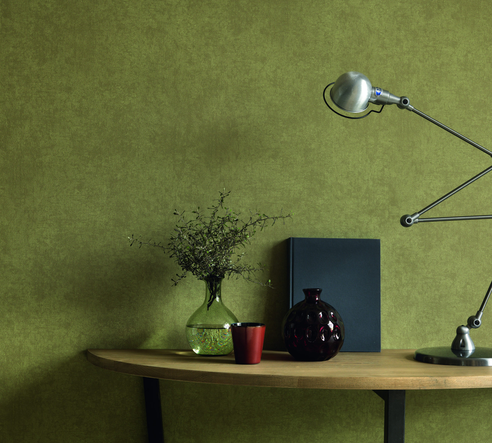 SPILL I NYANSER: I tapet spiller mønster og farger sammen og gir en 3D-effekt. I tapetet Countryside fra Fantasi Interiør er det et spill av lyse og mørke toner, som minner om lyset som siver inn i en mørk skog og trekker blikket vårt innover.