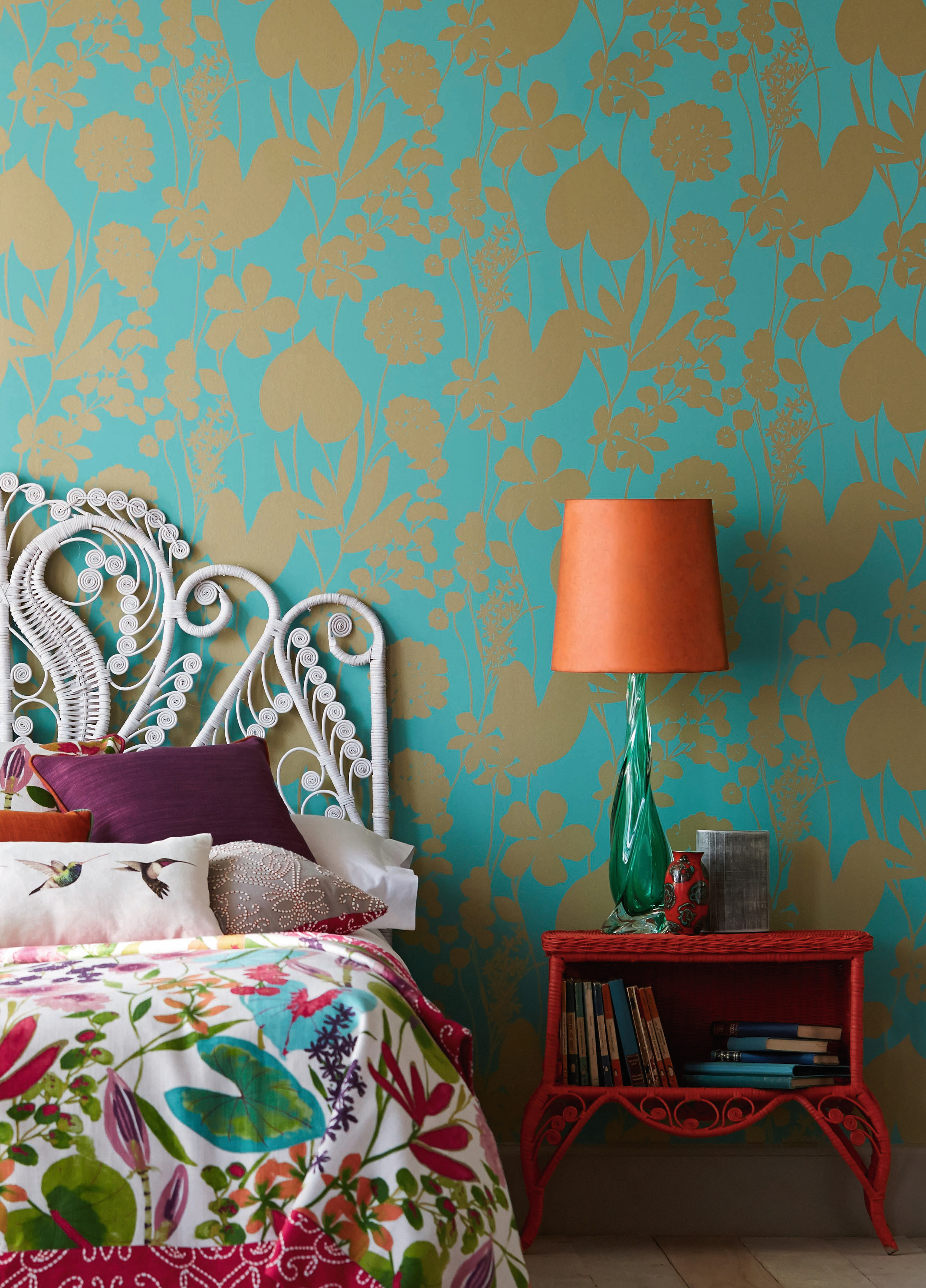 Skal du tapetsere med et fargesterkt tapet, kan det være lurt å grunne i tilsvarende farge som grunnfargen i tapetet. En hvit glipe ville vært mer synlig her, enn en blå/grønn farge.