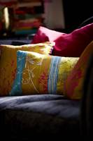 <b>VARMER OPP:</b> Tekstiler med ulike teksturer og ulik glans er viktige for å skape den lune og varme stemningen mange ønsker på soverommet. Tekstiler fra Tapethuset. (Foto: Tapethuset)
