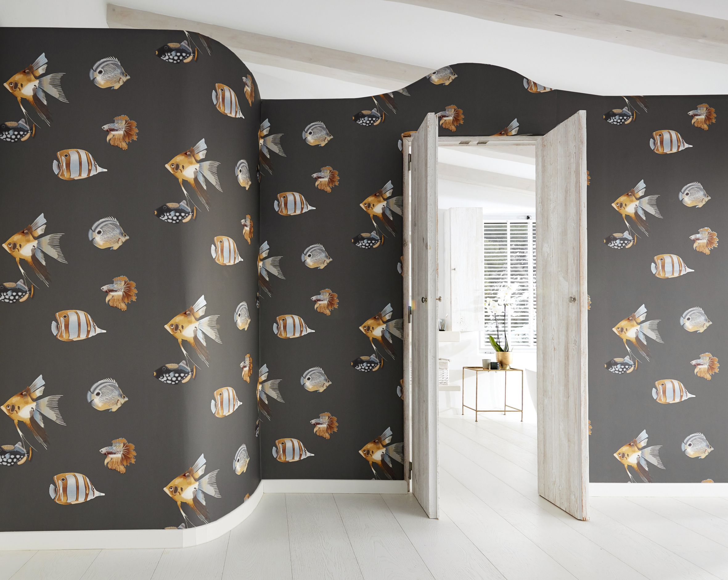 LEKKERT Fiskenes farger fremheves ekstra mot den mørke bakgrunnen. Tapet fra Tapethuset; Harlequin, Anthozoa.  