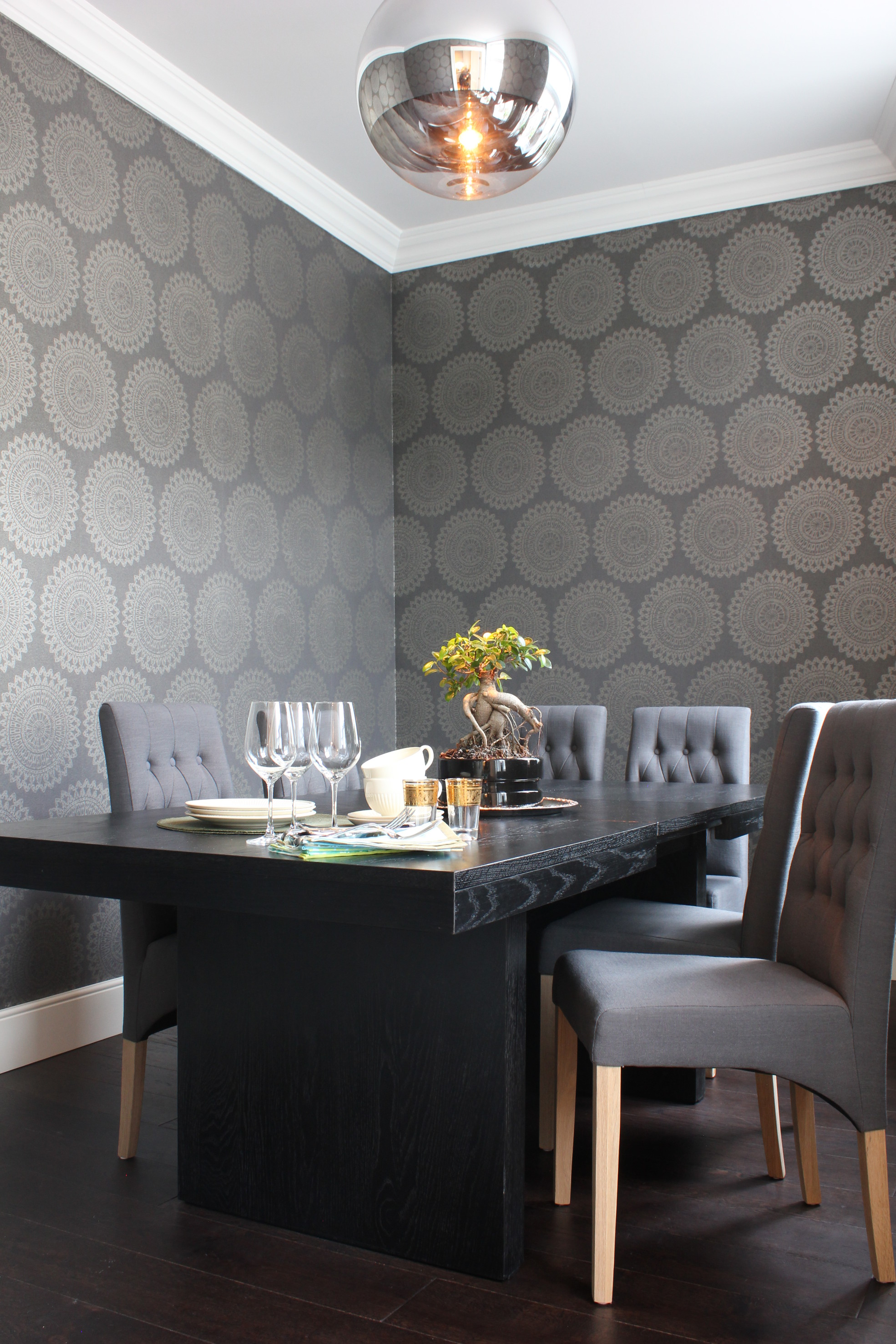 Sot- og sølvfargede vegger fra Harlequin skaper et sofistikert og innbydende uttrykk. 