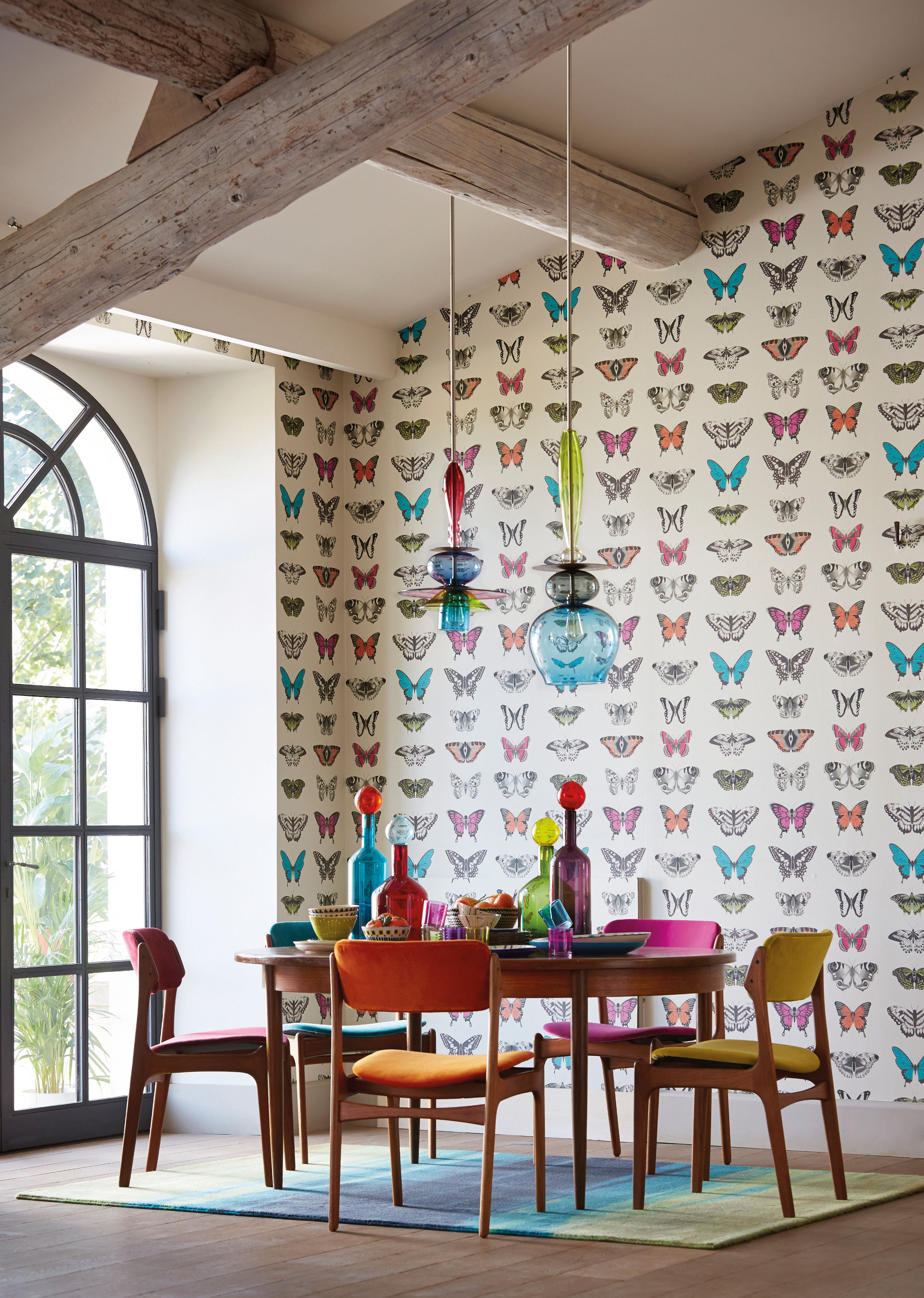 Sommerfuglmønstrene er aktuelle i mange ulike sammenhenger. Denne veggen er tapetsert med tapet fra Tapethuset/Harlequin.