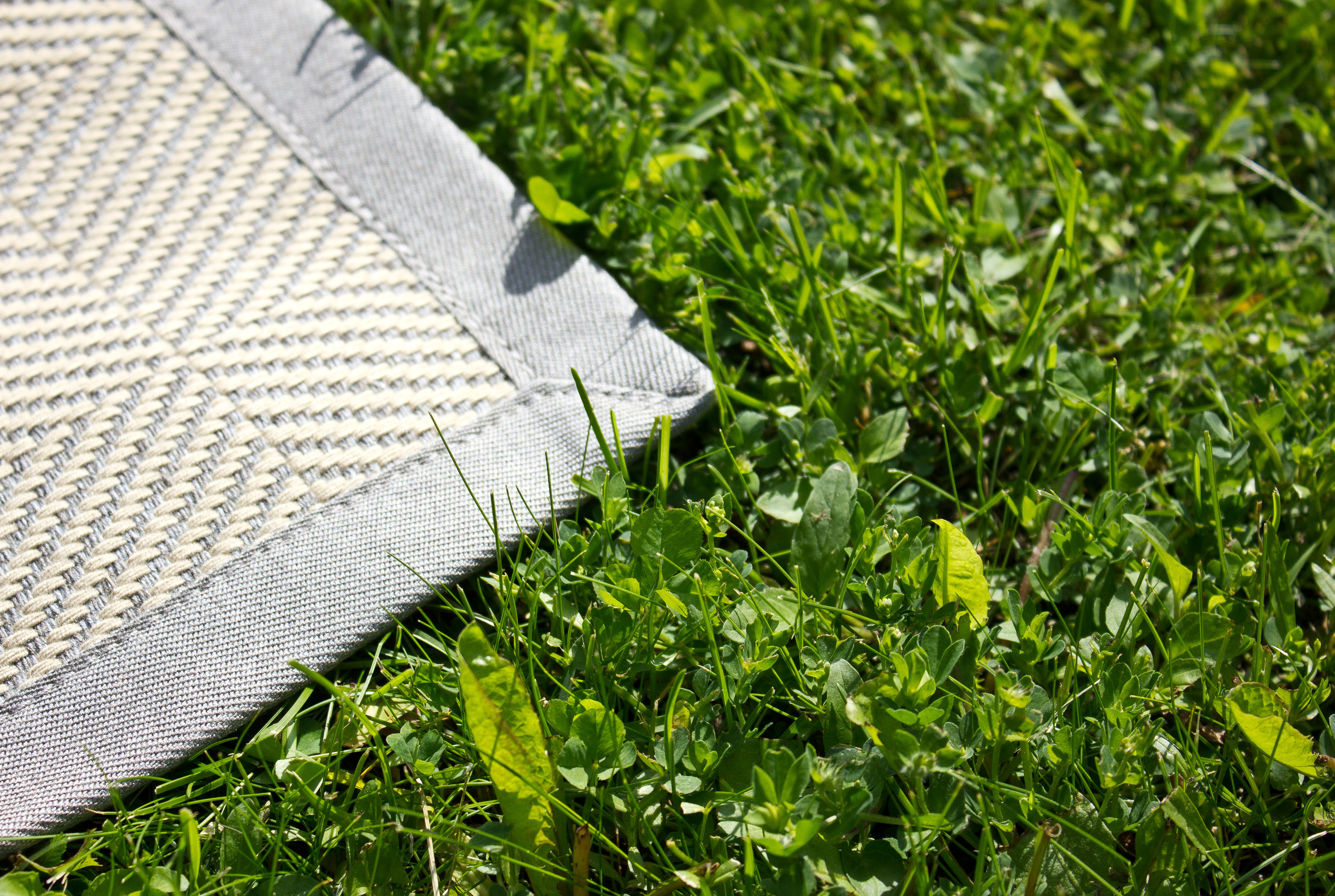 Det finnes et stort utvalg av tepper som kan brukes utendørs. Tapethuset tilbyr, gjennom Maria Flora, både tepper i rolige nøytrale farger, samt tepper i farger som spriter opp uteplassen.