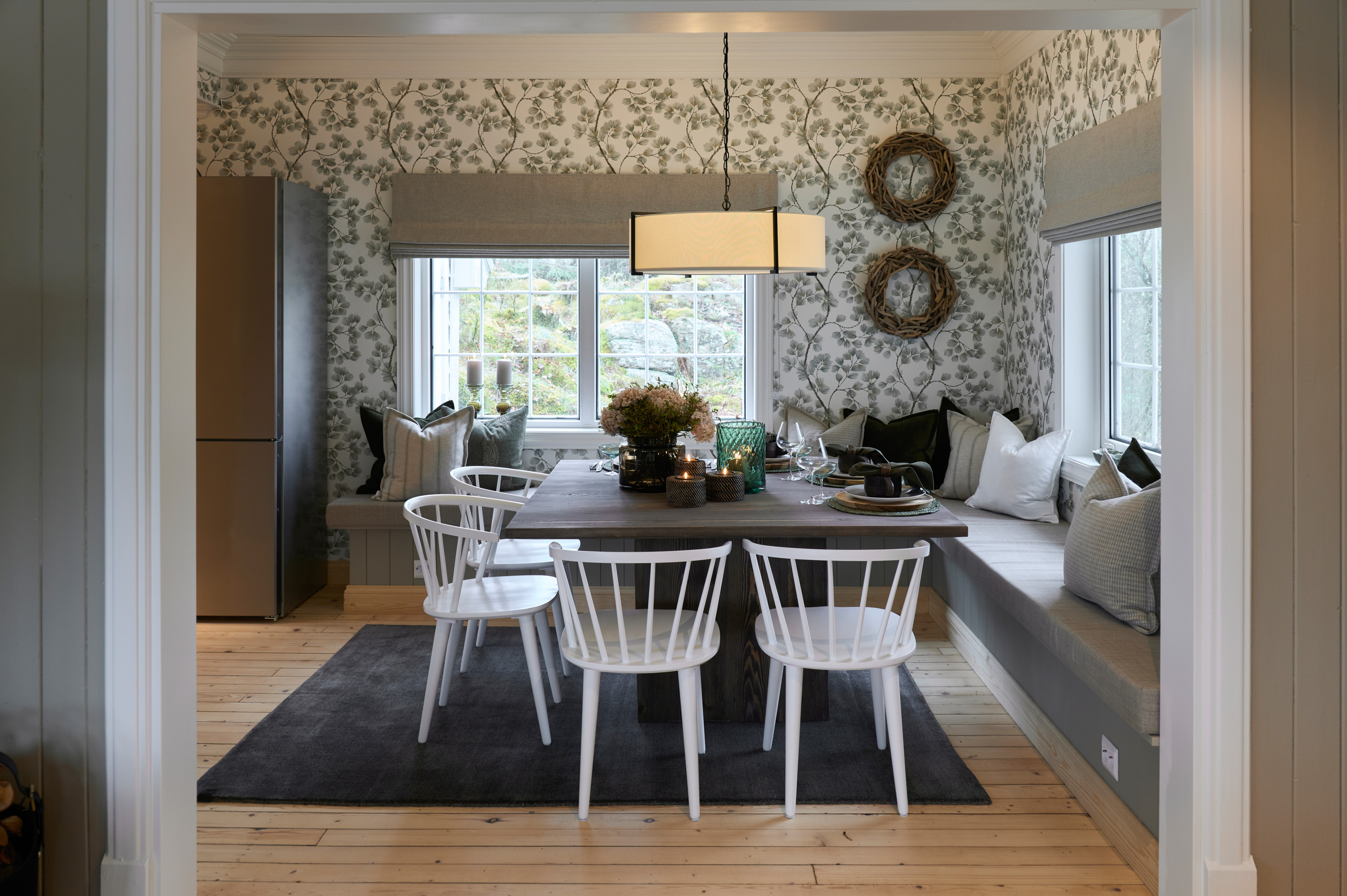 spisestue med rundt bord og tapetserte vegger 