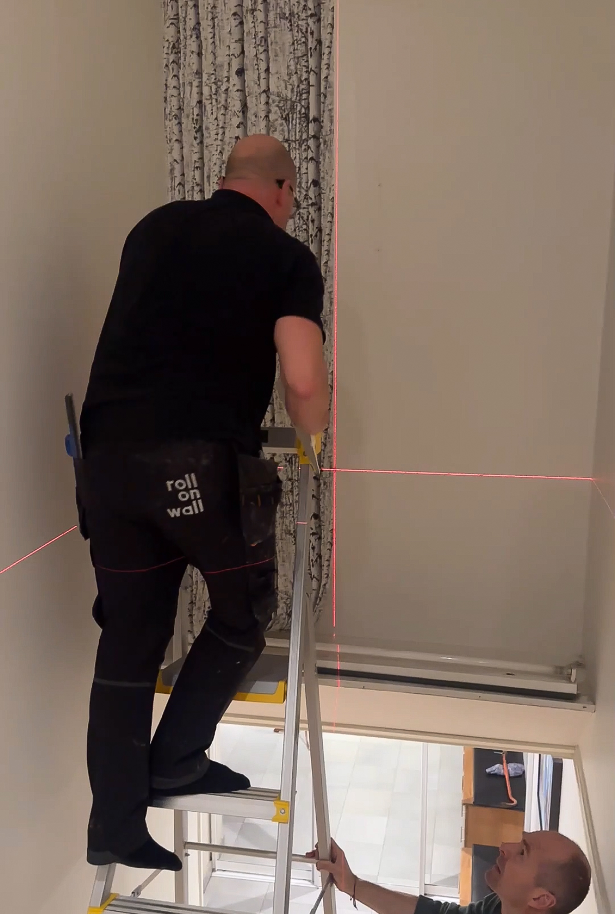 Tapetsere med laser som rett linje.