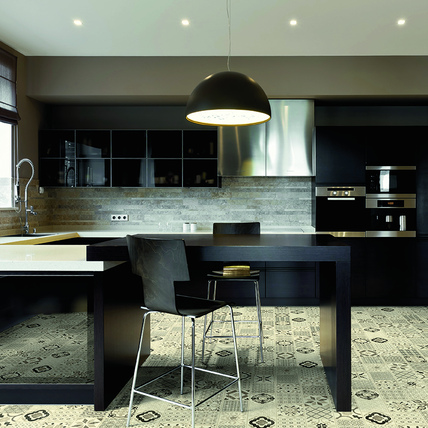 Det etniskinspirerte mønsteret på klikkvinylgulvet fra Tarkett står i sterk kontrast til det stramme kjøkkenet.