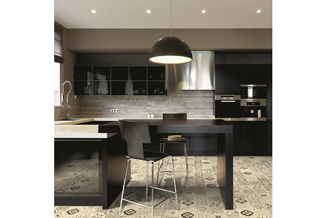 Kjøkken er et populært rom for klikkvinyl. Dette gulvet er fra Tarketts Starfloor-kolleksjon.
