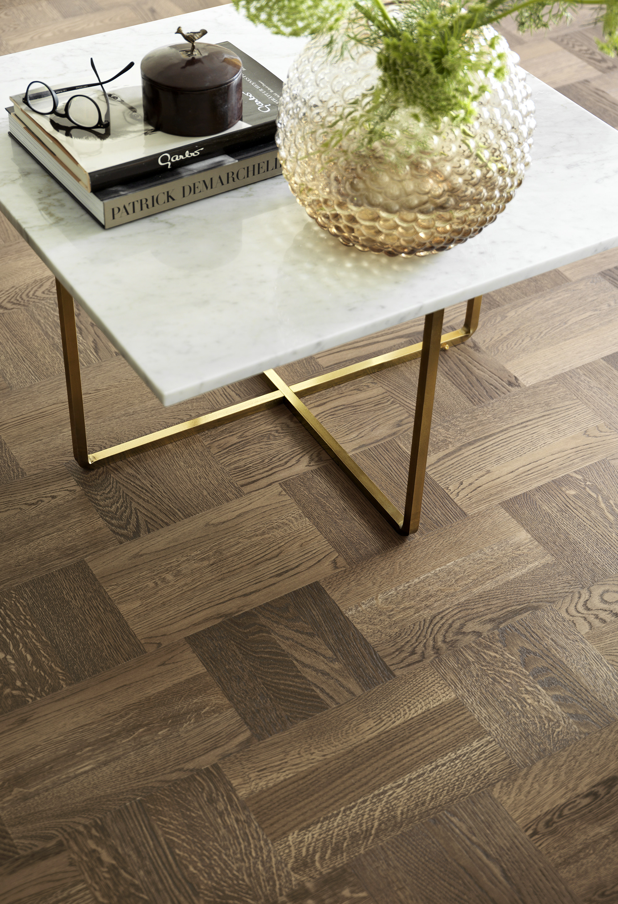 MYKT OG HARDT: Sett sammen materialer du synes klinger godt sammen. Marmor, messing og mørkt tre oser av kvalitet og er en harmonisk trio. Parketten er fra Tarkett. (Foto: Tarkett)