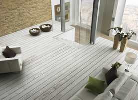 Et matt, lyst tregulv er både trendy, tidløst og stilig. Dette gulvet er fra Tarkett.