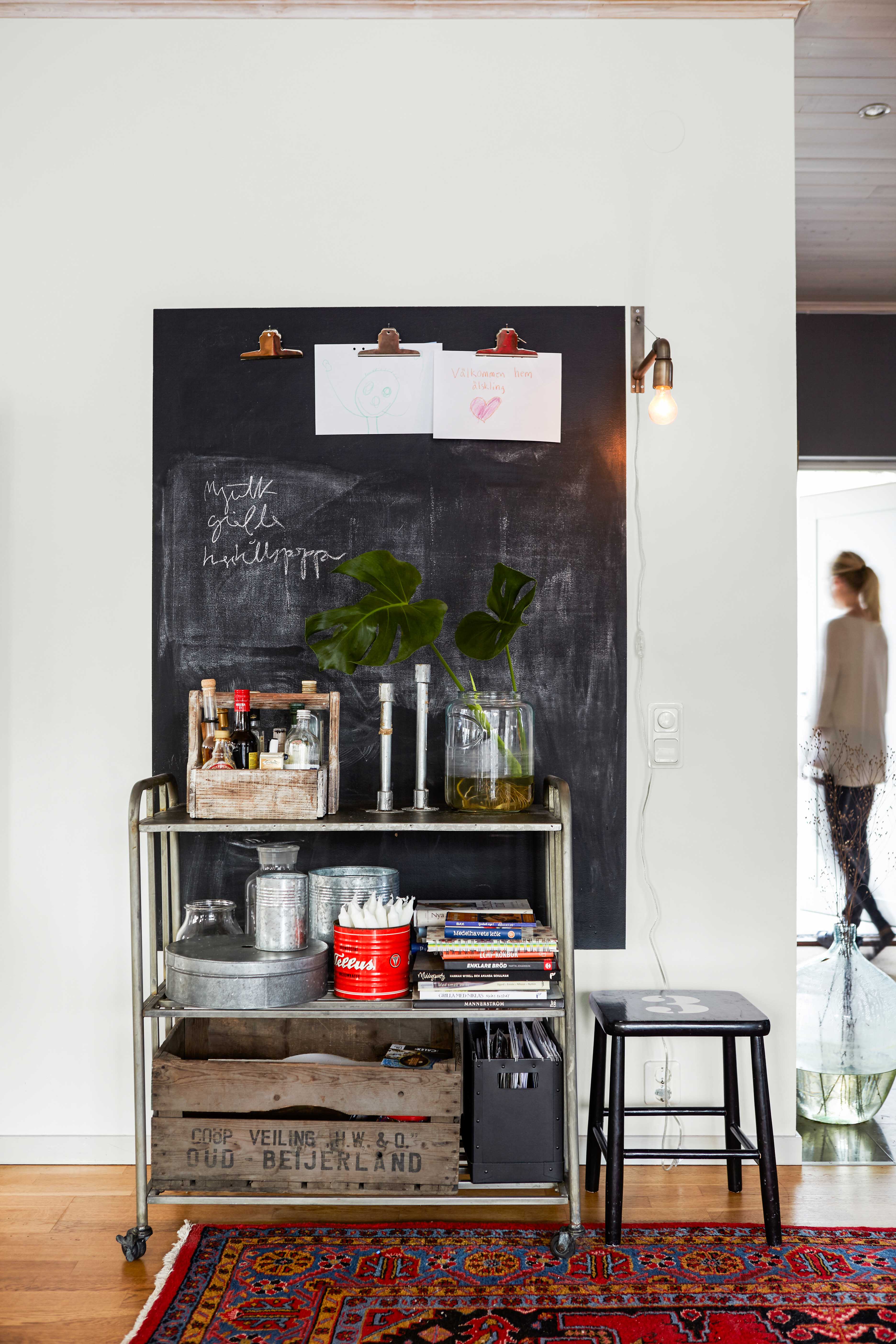 Sort tavlemaling i gangen