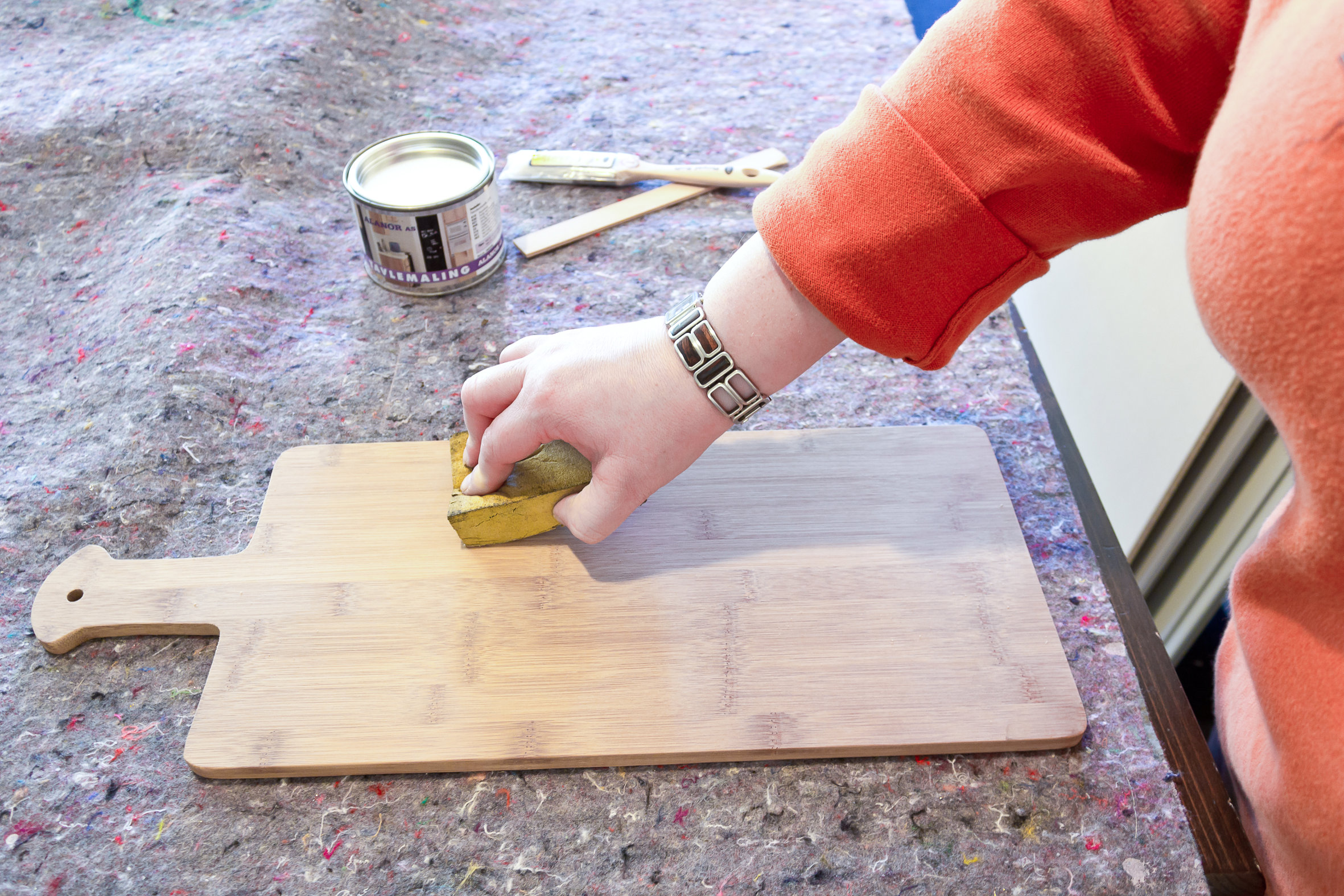 Bruk en fin slipesvamp eller slipepapir.