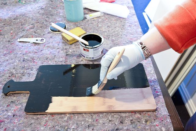 Rør godt i malingen og påfør med pensel eller rull.