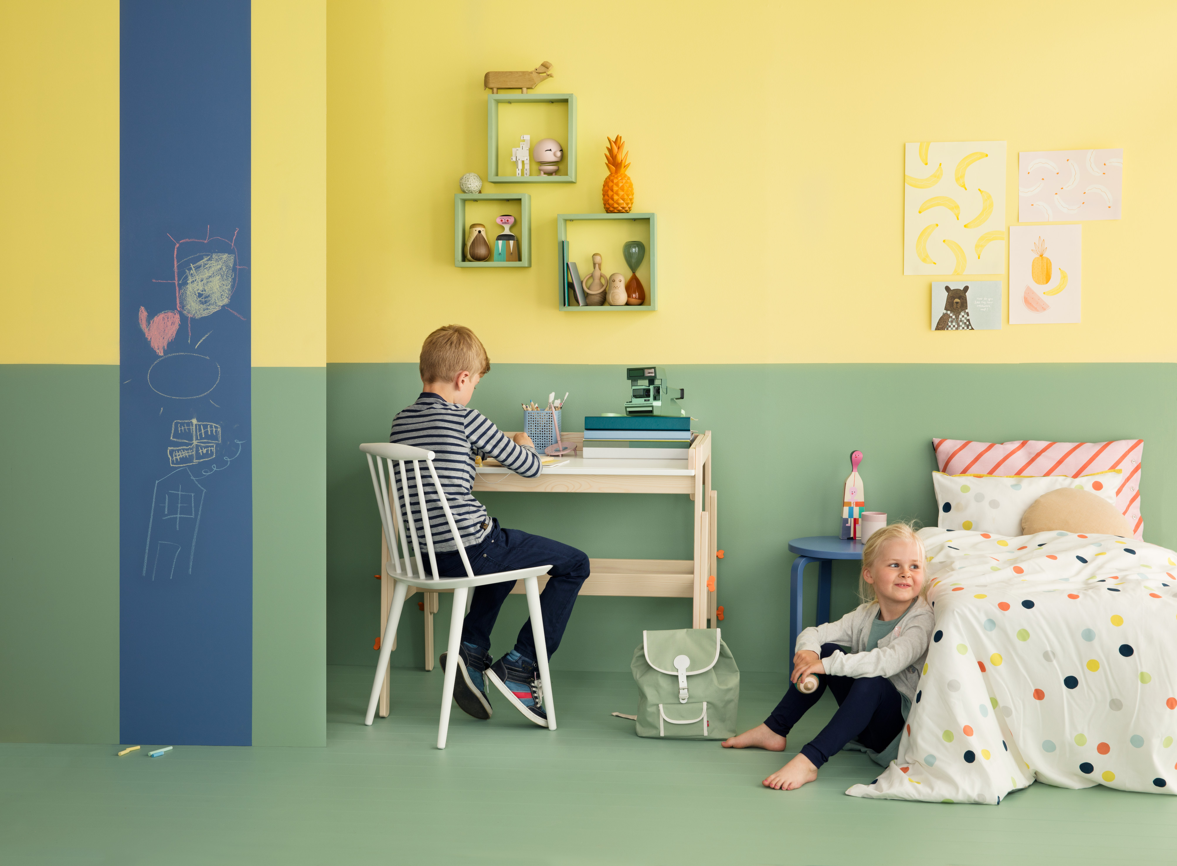 Med tavlemaling står du fritt til å velge hvor du vil ha tavlen, hvor stor den skal være, og i hvilken farge. Mal et felt på veggen - eller en hel vegg!