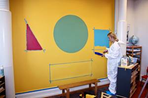 <b> FIGURER: </b> Kontaktlærer valgte geometriske figurer som kan brukes i undervisningen. Jenny Bull-Gustavsen fra Butinox Interiør malte veggen med den nye tavlemalingen.