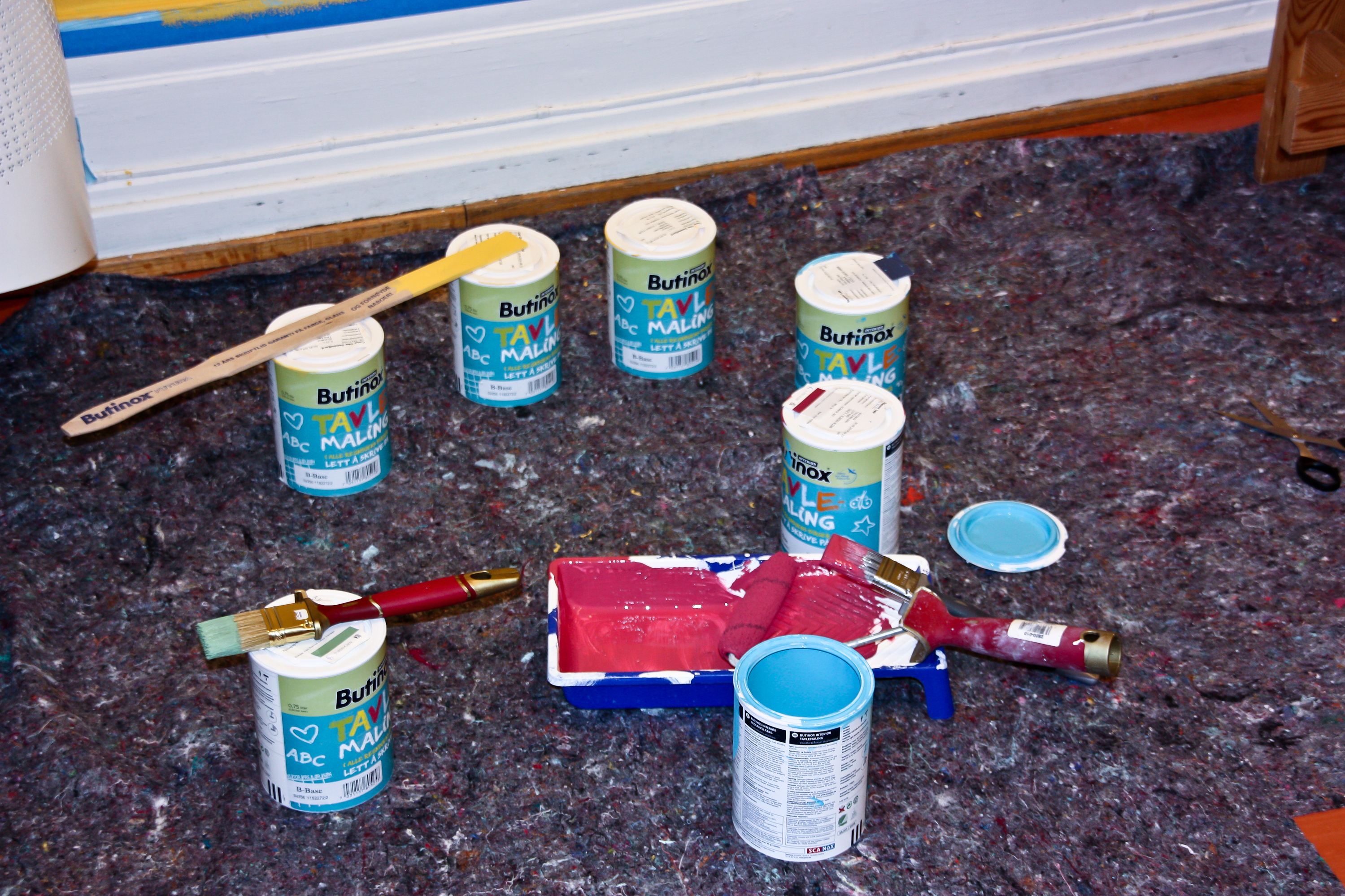  AKRYLMALING: Tavlemalingen selges i bokser på 0,75 liter og anbefalt forbruk er å male 8-10 kvadratmeter per liter maling. 