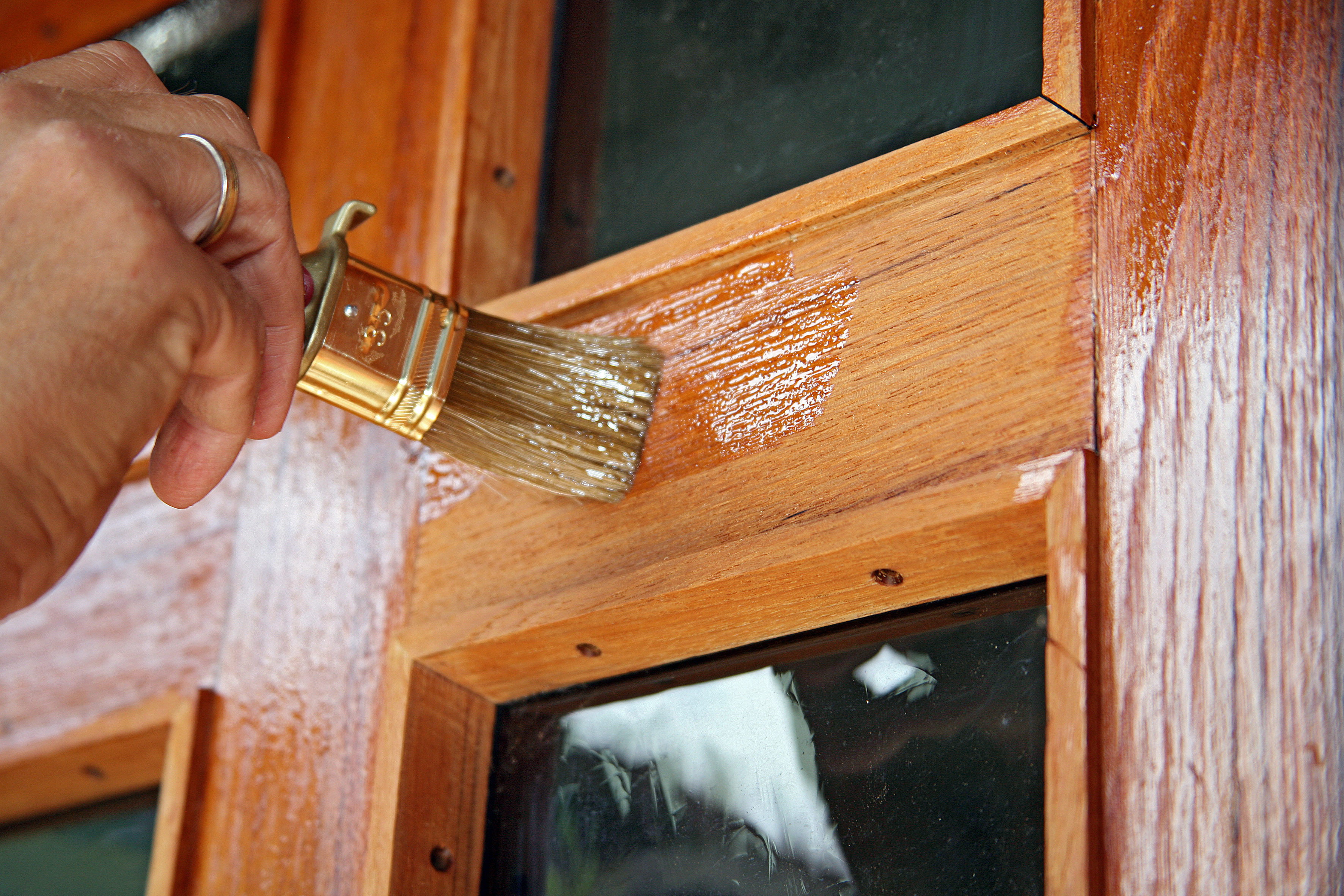 Hvordan friske opp en blass teakdør?