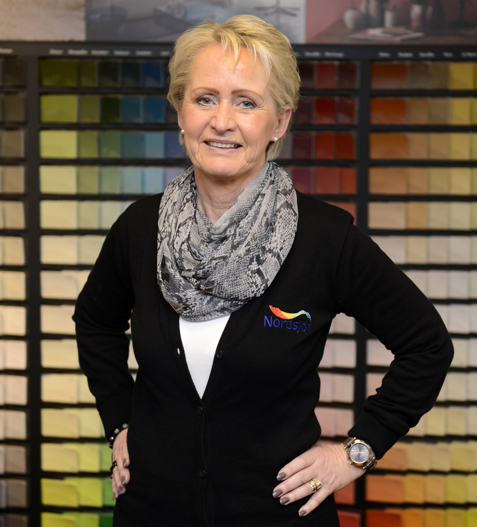 TEAM SPIRIT: – Ikke gap over for mye. Puss opp ett rom av gangen. Jobb som et team og ikke heng dere opp i detaljer, sier Mette Dahl hos malingsprodusenten Nordsjö. (Foto: Jan Lillehamre/ifi.no)