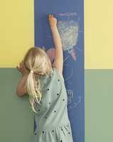 TEGNEFELTER: La barna tegne på deler av veggen! Tavlemaling i en lang rekke farger gjør at du kan innrede pent med krittvegg. (Foto: Butinox Interiør)