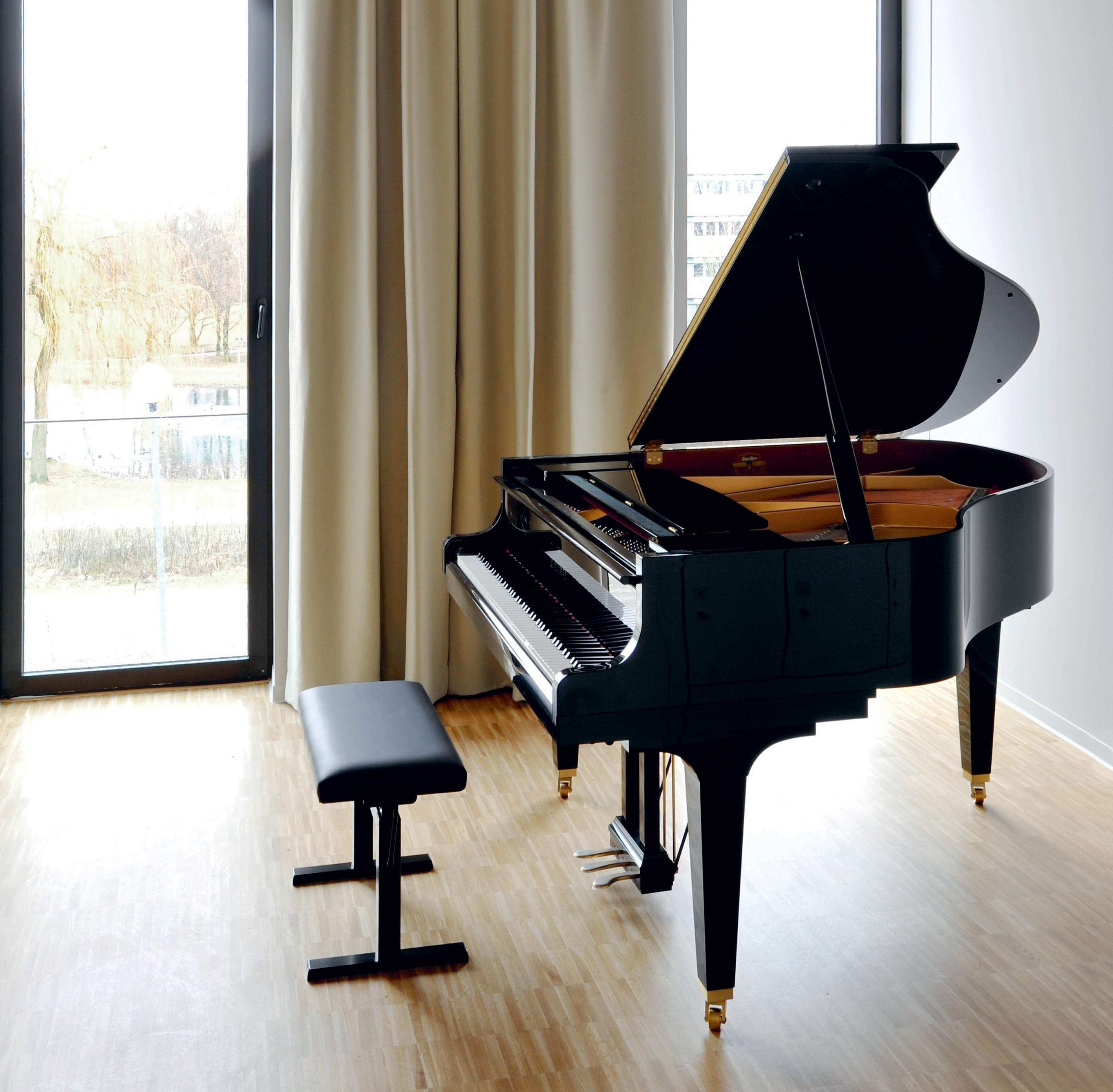 TEKNISK FINESSE: Tekniske tekstilgardiner fra Creation Baumann er vevd med lydabsorberende fiber. (Foto: INTAG)