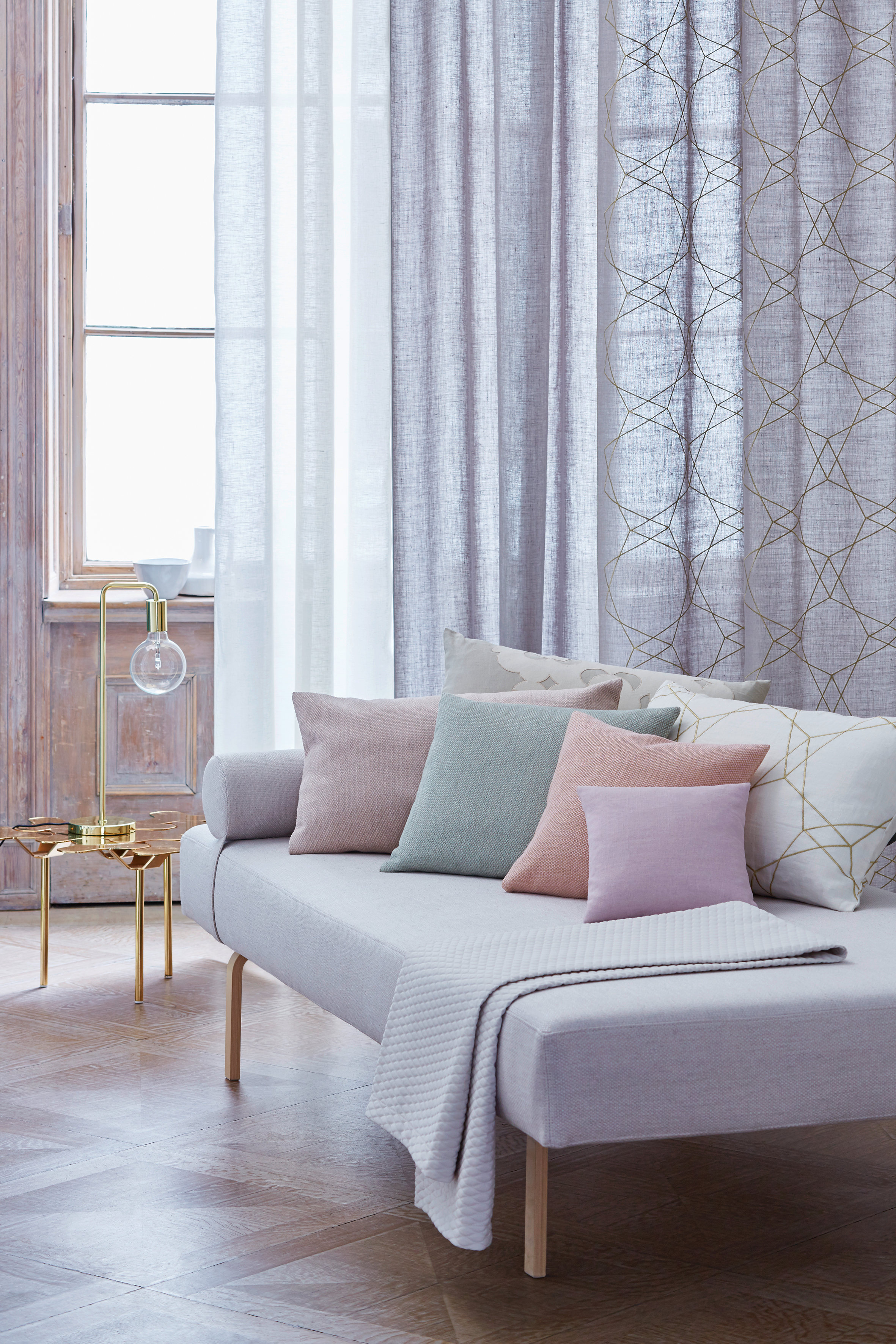 Linnen & Friends fra CreationBaumann. Bomull og lin i en nordiskinspirert fargepalett. Jordfarger, nyanser av grønt, midnight blue, varm grå og subtile pulvernyanser i pasteller. Føres av INTAG. 