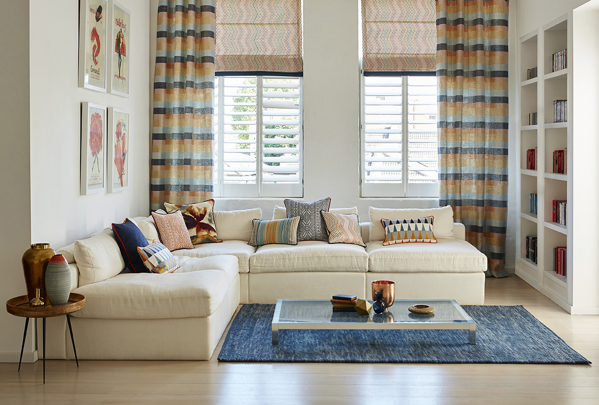 KONTRAST: Hvis veggene er nøytrale kan du kline til med gardiner i farger for å få kontrast. (Foto: Tapethuset)