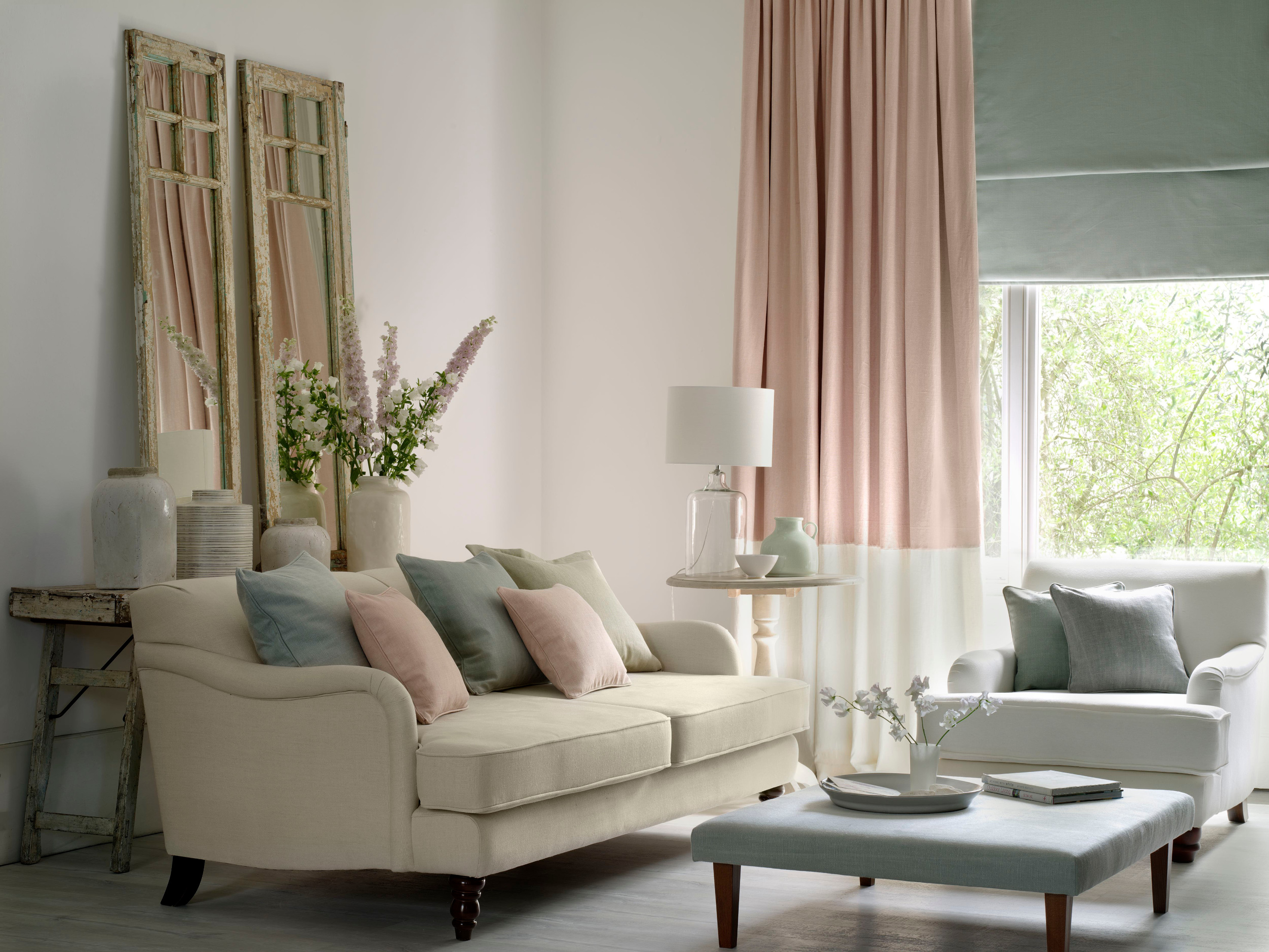 Laval er en ensfarget linkolleksjon med «steinvasket finish», som gir et lunt og avslappende preg. Passer fint som gardiner og møbeltrekk. Leveres i 25 vakre nyanser. Føres av Borge.