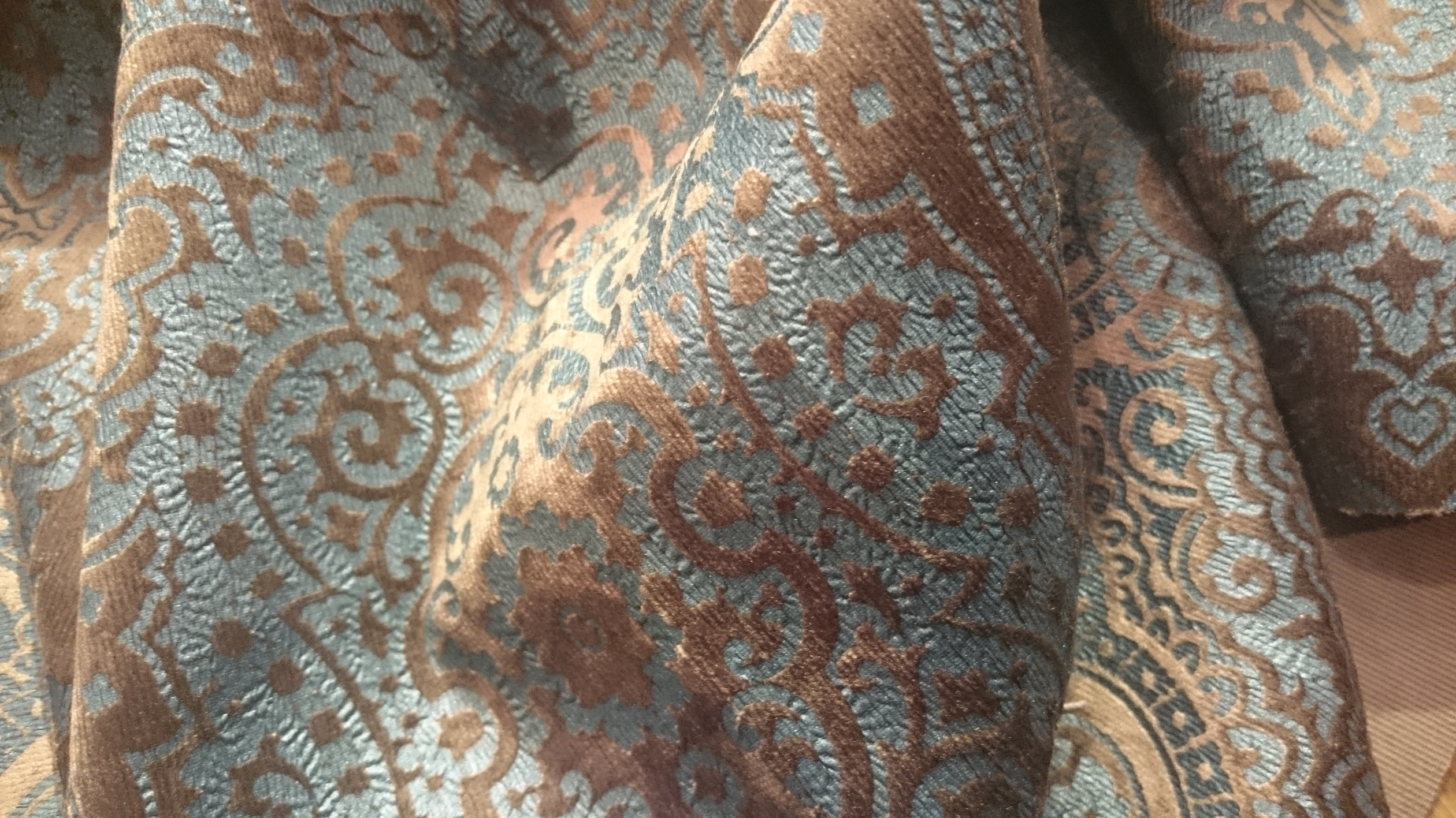 TA PÅ: Dette deilige velurtekstilet fra Lizzo/Green Apple er et typisk «må bare kjenne på»-tekstil.